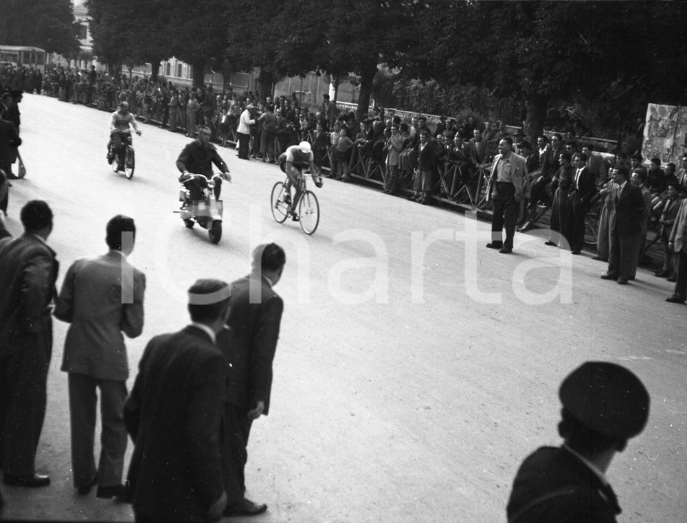 1949 BRESCIA-VERONA Coppa Bertoni A.C.VETERANI Ciclismo NEGATIVO ORIGINALE 8 Negativo originale in bianco e nero su pellicola. E' SEVERAMENTE VIETATA LA RIPRODUZIONE.TUTTI I DIRITTI SONO RISERVATI.ICharta mette in vendita, sul negozio eBay e in esclusiva sul sito "icharta" il proprio archivio composto da numerose diapositive e negativi fotografici d'epoca, tutti originali e autentici.Si tratta di uno sguardo inedito sull'attualità, la politica, la vita quotidiana, il gossip e la cultura, che fotografa il cambiamento della nazione (e non solo) tra il 1890 ed il 1990 circa. Un'occasione unica per il mercato del collezionismo, che vede finalmente disponibile un archivio eccezionale per vastità, tematiche e condizioni, in un settore (il negativo fotografico e la diapositiva) di assoluta novità e dalle interessanti prospettive di investimento. CONDIZIONI:FAIR/discretoFORMATO: cm 6 x 4,5 originale e autentica 1