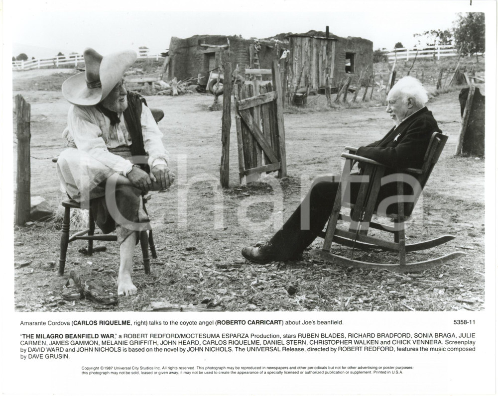1988 CINEMA "The Milagro Beanfield War" Roberto CARRICART Carlos RIQUELME Foto Fotografia di agenzia.CONDIZIONI: G FORMATO: 25x20 cm    originale e autentica 1
