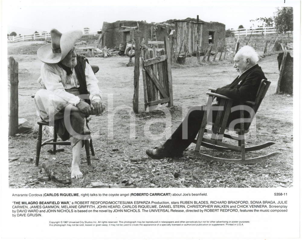 1988 CINEMA "The Milagro Beanfield War" Roberto CARRICART Carlos RIQUELME ^Foto Fotografia di agenzia.CONDIZIONI: G FORMATO: 25x20 cm    originale e autentica 1