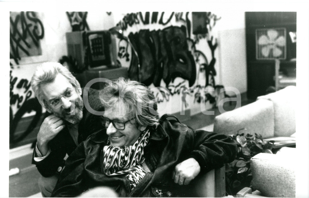 1989 CINEMA "Lost Angels" Donald SUTHERLAND con il regista Hugh HUDSON *Foto 2 Fotografia di agenzia. CONDIZIONI: GFORMATO: 24x15 cm    originale e autentica 1
