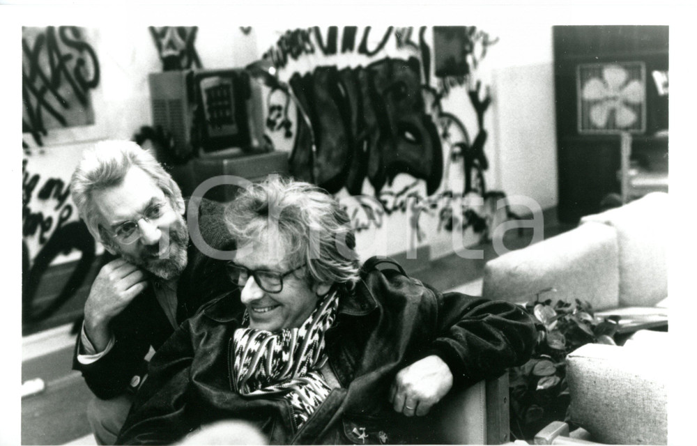 1989 CINEMA "Lost Angels" Donald SUTHERLAND con il regista Hugh HUDSON *Foto 3 Fotografia di agenzia. CONDIZIONI: GFORMATO: 24x15 cm    originale e autentica 1