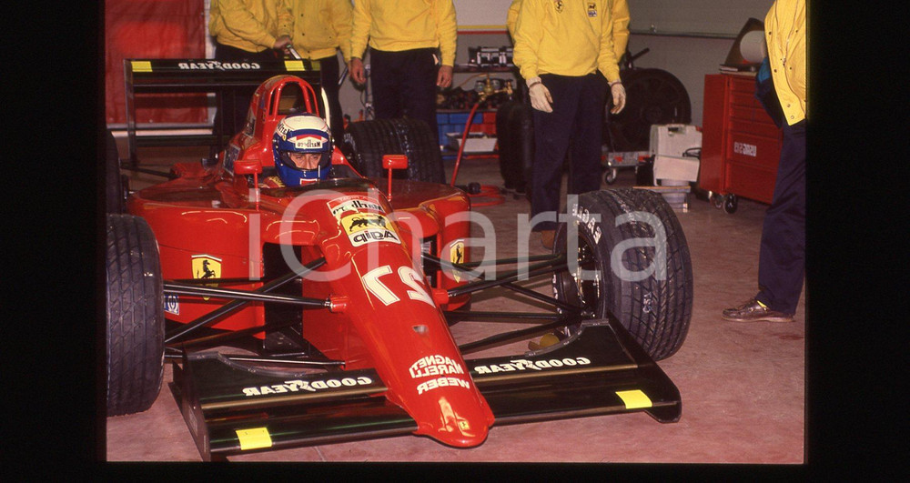 35mm vintage slide* 1991 FORMULA 1 - Alain PROST nei box su FERRARI 642   Diapositiva d'epoca, in formato 35 mm. CONDIZIONI: GOODE' severamente vietata la riproduzione. Tutti i diritti sono riservati. ICharta mette in vendita, sul negozio eBay e in esclusiva sul sito "icharta" il proprio archivio composto da numerose diapositive e negativi fotografici d'epoca, tutti originali e autentici, che attraversano la storia del costume italiano tra gli la fine degli anni Sessanta e Novanta.Si tratta di uno sguardo inedito sull'attualit&agrave;, la politica, la vita quotidiana, il gossip e la cultura, che fotografa il cambiamento della nazione in quest'ultimo scorcio del XX secolo. Un'occasione unica per il mercato del collezionismo, che vede finalmente disponibile un archivio eccezionale per vastit&agrave;, tematiche e condizioni, in un settore (il negativo fotografico e la diapositiva) di assoluta novit&agrave; e dalle interessanti prospettive di investimento.    originale e autentica 1