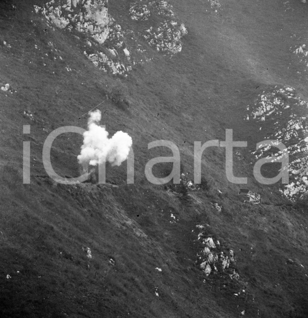 1976 PEZZAZE BS Monte Guglielmo ripristino sentiero con mine NEGATIVO ORIGINALE Negativo originale in bianco e nero su pellicola.  E' SEVERAMENTE VIETATA LA RIPRODUZIONE.TUTTI I DIRITTI SONO RISERVATI.ICharta mette in vendita, sul negozio eBay e in esclusiva sul sito "icharta" il proprio archivio composto da numerose diapositive e negativi fotografici d'epoca, tutti originali e autentici.Si tratta di uno sguardo inedito sull'attualità, la politica, la vita quotidiana, il gossip e la cultura, che fotografa il cambiamento della nazione (e non solo) tra il 1890 ed il 1990 circa. Un'occasione unica per il mercato del collezionismo, che vede finalmente disponibile un archivio eccezionale per vastità, tematiche e condizioni, in un settore (il negativo fotografico e la diapositiva) di assoluta novità e dalle interessanti prospettive di investimento. CONDIZIONI:FAIR/discretoFORMATO: cm 6 x 6 originale e autentica 1