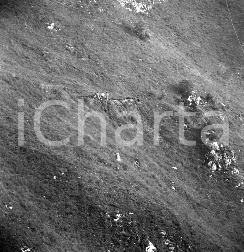 1976 PEZZAZE (BS) Monte Guglielmo sistemazione sentiero NEGATIVO ORIGINALE Negativo originale in bianco e nero su pellicola.  E' SEVERAMENTE VIETATA LA RIPRODUZIONE.TUTTI I DIRITTI SONO RISERVATI.ICharta mette in vendita, sul negozio eBay e in esclusiva sul sito "icharta" il proprio archivio composto da numerose diapositive e negativi fotografici d'epoca, tutti originali e autentici.Si tratta di uno sguardo inedito sull'attualità, la politica, la vita quotidiana, il gossip e la cultura, che fotografa il cambiamento della nazione (e non solo) tra il 1890 ed il 1990 circa. Un'occasione unica per il mercato del collezionismo, che vede finalmente disponibile un archivio eccezionale per vastità, tematiche e condizioni, in un settore (il negativo fotografico e la diapositiva) di assoluta novità e dalle interessanti prospettive di investimento. CONDIZIONI:FAIR/discretoFORMATO: cm 6 x 6 originale e autentica 1