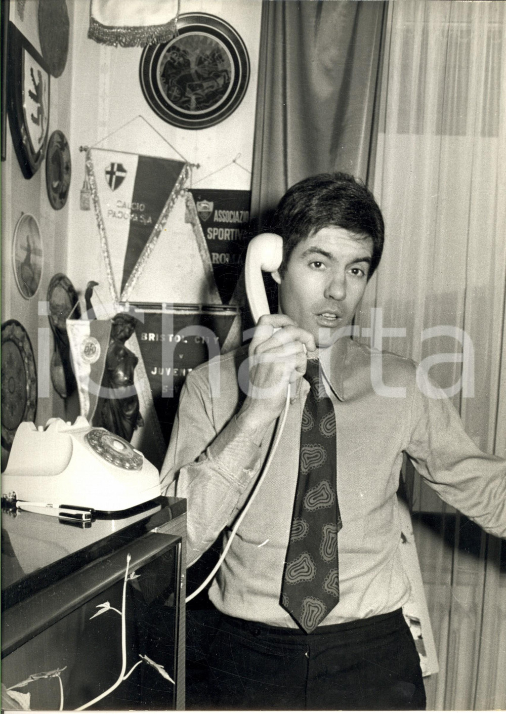 1971 CALCIO JUVENTUS Sandro SALVADORE in casa al telefono (1) Foto 30x40 Fotografia di agenzia. CONDIZIONI: FAIR (piegatura al margine sinistro)FORMATO: 30x40 cm    originale e autentica 1