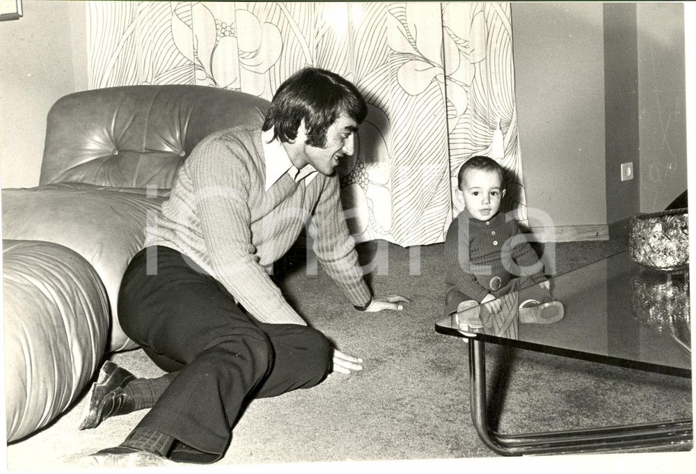 1970 ca COSTUME ITALIA Pietro ANASTASI con in salotto con il figlio (2) *Foto Fotografia di agenzia. CONDIZIONI: G (ma margini rifilati)FORMATO: 30x24 cm    originale e autentica 1