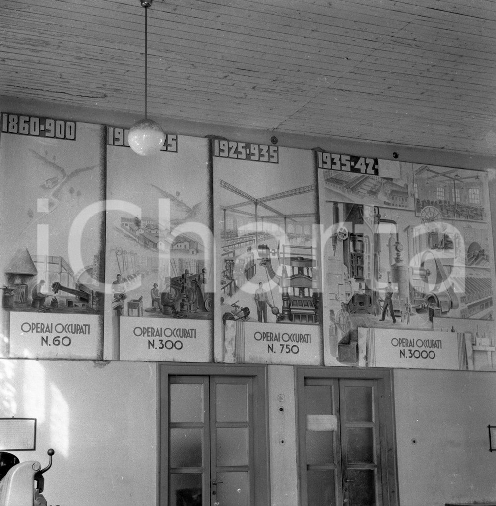 1949 LUMEZZANE (BS) fraz. MEZZALLUNA Armerie Gnutti interni NEGATIVO ORIGINALE Negativo originale in bianco e nero su pellicola.  E' SEVERAMENTE VIETATA LA RIPRODUZIONE.TUTTI I DIRITTI SONO RISERVATI.ICharta mette in vendita, sul negozio eBay e in esclusiva sul sito "icharta" il proprio archivio composto da numerose diapositive e negativi fotografici d'epoca, tutti originali e autentici.Si tratta di uno sguardo inedito sull'attualità, la politica, la vita quotidiana, il gossip e la cultura, che fotografa il cambiamento della nazione (e non solo) tra il 1890 ed il 1990 circa. Un'occasione unica per il mercato del collezionismo, che vede finalmente disponibile un archivio eccezionale per vastità, tematiche e condizioni, in un settore (il negativo fotografico e la diapositiva) di assoluta novità e dalle interessanti prospettive di investimento. CONDIZIONI:FAIR/discretoFORMATO: cm 6 x 6 originale e autentica 1