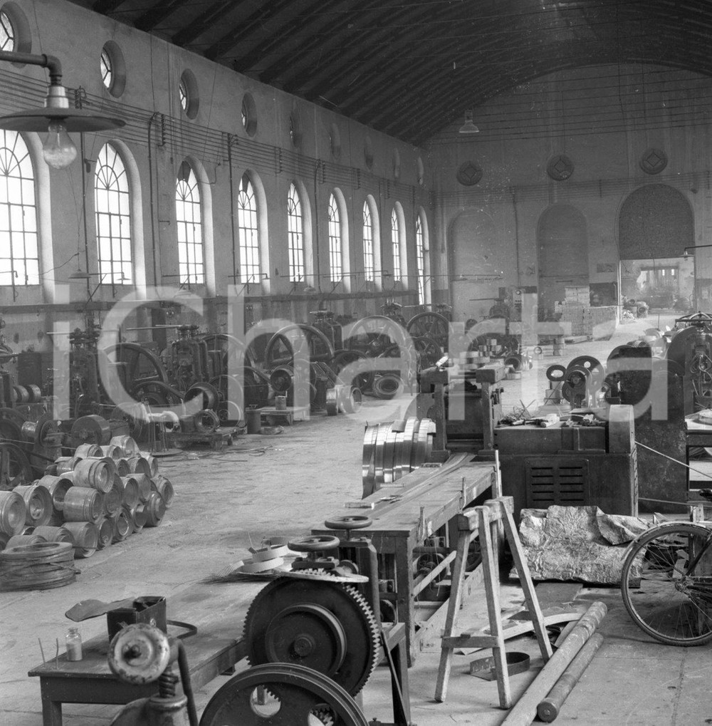 1949 LUMEZZANE (BS) fraz. MEZZALLUNA Armerie Gnutti interni 2 NEGATIVO ORIGINALE Negativo originale in bianco e nero su pellicola.  E' SEVERAMENTE VIETATA LA RIPRODUZIONE.TUTTI I DIRITTI SONO RISERVATI.ICharta mette in vendita, sul negozio eBay e in esclusiva sul sito "icharta" il proprio archivio composto da numerose diapositive e negativi fotografici d'epoca, tutti originali e autentici.Si tratta di uno sguardo inedito sull'attualità, la politica, la vita quotidiana, il gossip e la cultura, che fotografa il cambiamento della nazione (e non solo) tra il 1890 ed il 1990 circa. Un'occasione unica per il mercato del collezionismo, che vede finalmente disponibile un archivio eccezionale per vastità, tematiche e condizioni, in un settore (il negativo fotografico e la diapositiva) di assoluta novità e dalle interessanti prospettive di investimento. CONDIZIONI:FAIR/discretoFORMATO: cm 6 x 6 originale e autentica 1