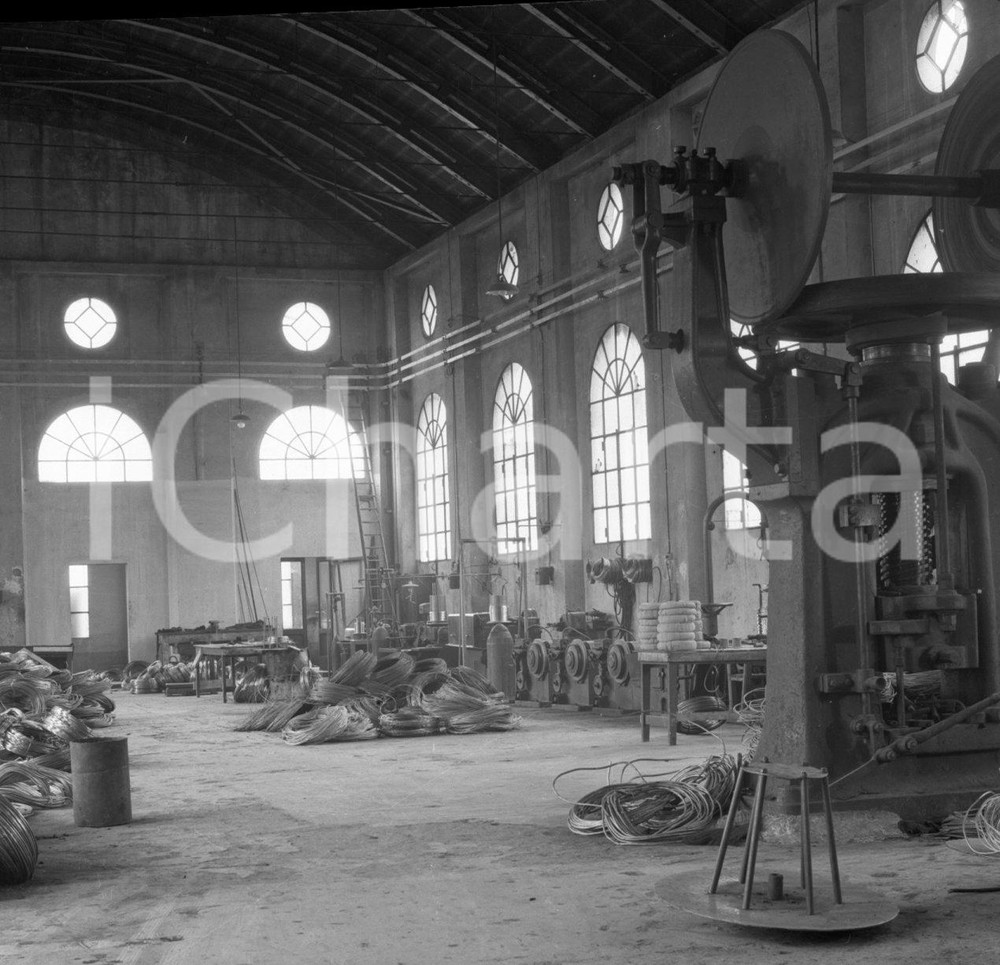 1949 LUMEZZANE (BS) fraz. MEZZALLUNA Armerie Gnutti interni 7 NEGATIVO ORIGINALE Negativo originale in bianco e nero su pellicola.  E' SEVERAMENTE VIETATA LA RIPRODUZIONE.TUTTI I DIRITTI SONO RISERVATI.ICharta mette in vendita, sul negozio eBay e in esclusiva sul sito "icharta" il proprio archivio composto da numerose diapositive e negativi fotografici d'epoca, tutti originali e autentici.Si tratta di uno sguardo inedito sull'attualità, la politica, la vita quotidiana, il gossip e la cultura, che fotografa il cambiamento della nazione (e non solo) tra il 1890 ed il 1990 circa. Un'occasione unica per il mercato del collezionismo, che vede finalmente disponibile un archivio eccezionale per vastità, tematiche e condizioni, in un settore (il negativo fotografico e la diapositiva) di assoluta novità e dalle interessanti prospettive di investimento. CONDIZIONI:FAIR/discretoFORMATO: cm 6 x 6 originale e autentica 1