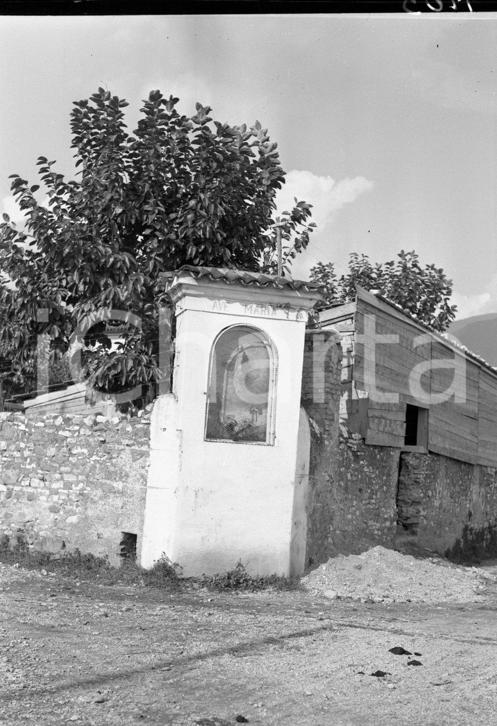 1955 MARMENTINO (BS) fraz OMBRIANO Scorcio NEGATIVO ORIGINALE Negativo originale in bianco e nero su pellicola.  E' SEVERAMENTE VIETATA LA RIPRODUZIONE.TUTTI I DIRITTI SONO RISERVATI.ICharta mette in vendita, sul negozio eBay e in esclusiva sul sito "icharta" il proprio archivio composto da numerose diapositive e negativi fotografici d'epoca, tutti originali e autentici.Si tratta di uno sguardo inedito sull'attualità, la politica, la vita quotidiana, il gossip e la cultura, che fotografa il cambiamento della nazione (e non solo) tra il 1890 ed il 1990 circa. Un'occasione unica per il mercato del collezionismo, che vede finalmente disponibile un archivio eccezionale per vastità, tematiche e condizioni, in un settore (il negativo fotografico e la diapositiva) di assoluta novità e dalle interessanti prospettive di investimento. CONDIZIONI:FAIR/discretoFORMATO: cm 6 x 9 originale e autentica 1
