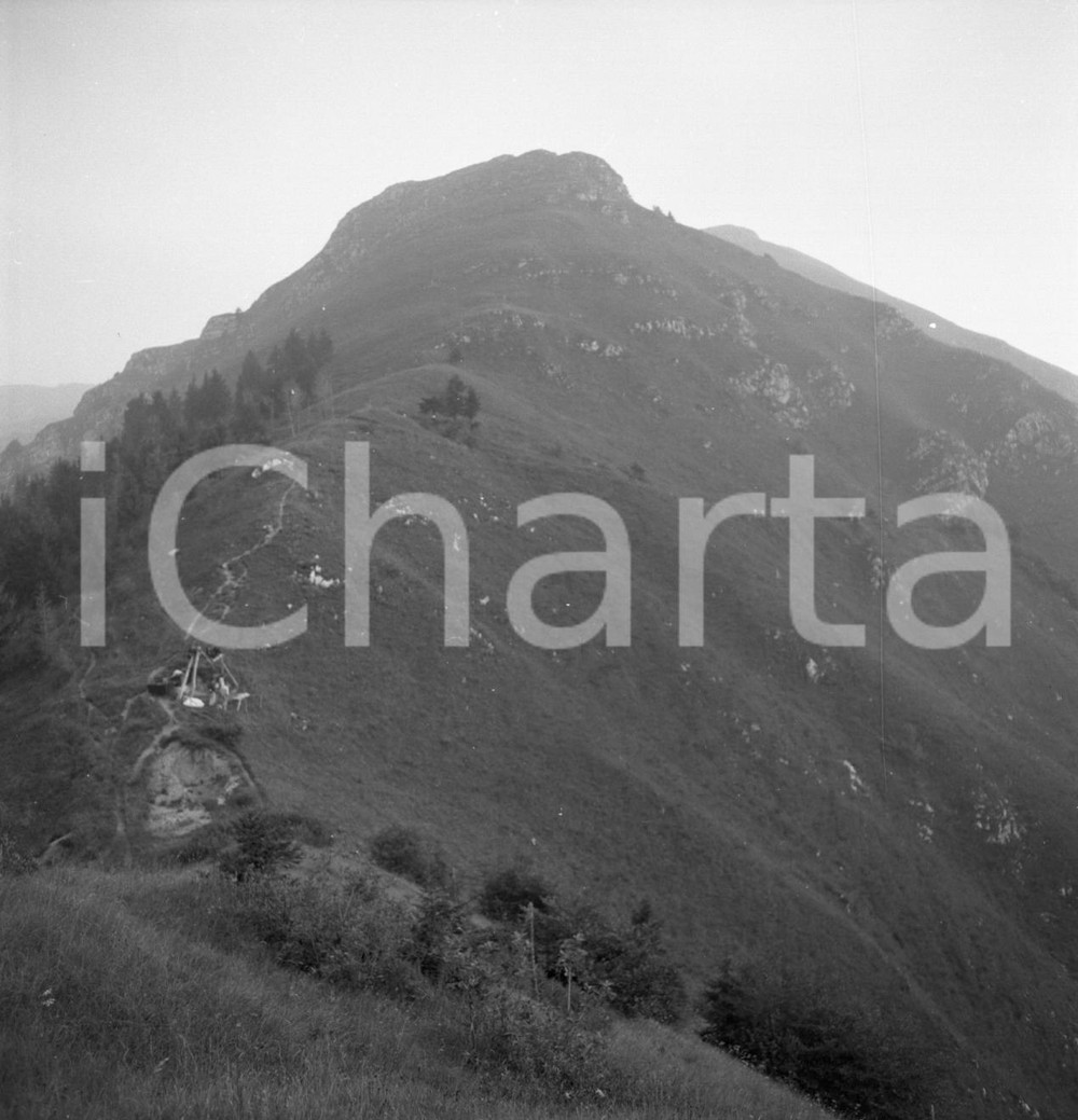 1976 PEZZEZE (BS) Monte Guglielmo ripristino sentiero (5) NEGATIVO ORIGINALE Negativo originale in bianco e nero su pellicola.  E' SEVERAMENTE VIETATA LA RIPRODUZIONE.TUTTI I DIRITTI SONO RISERVATI.ICharta mette in vendita, sul negozio eBay e in esclusiva sul sito "icharta" il proprio archivio composto da numerose diapositive e negativi fotografici d'epoca, tutti originali e autentici.Si tratta di uno sguardo inedito sull'attualità, la politica, la vita quotidiana, il gossip e la cultura, che fotografa il cambiamento della nazione (e non solo) tra il 1890 ed il 1990 circa. Un'occasione unica per il mercato del collezionismo, che vede finalmente disponibile un archivio eccezionale per vastità, tematiche e condizioni, in un settore (il negativo fotografico e la diapositiva) di assoluta novità e dalle interessanti prospettive di investimento. CONDIZIONI:FAIR/discretoFORMATO: cm 6 x 6 originale e autentica 1