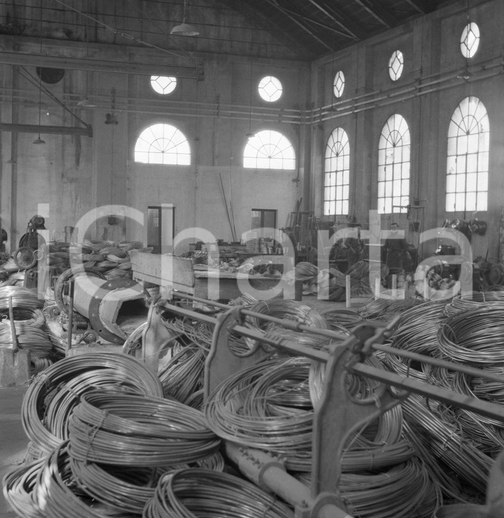 1949 LUMEZZANE (BS) fraz. MEZZALLUNA Armerie Gnutti interni 8 NEGATIVO ORIGINALE Negativo originale in bianco e nero su pellicola.  E' SEVERAMENTE VIETATA LA RIPRODUZIONE.TUTTI I DIRITTI SONO RISERVATI.ICharta mette in vendita, sul negozio eBay e in esclusiva sul sito "icharta" il proprio archivio composto da numerose diapositive e negativi fotografici d'epoca, tutti originali e autentici.Si tratta di uno sguardo inedito sull'attualità, la politica, la vita quotidiana, il gossip e la cultura, che fotografa il cambiamento della nazione (e non solo) tra il 1890 ed il 1990 circa. Un'occasione unica per il mercato del collezionismo, che vede finalmente disponibile un archivio eccezionale per vastità, tematiche e condizioni, in un settore (il negativo fotografico e la diapositiva) di assoluta novità e dalle interessanti prospettive di investimento. CONDIZIONI:FAIR/discretoFORMATO: cm 6 x 6 originale e autentica 1