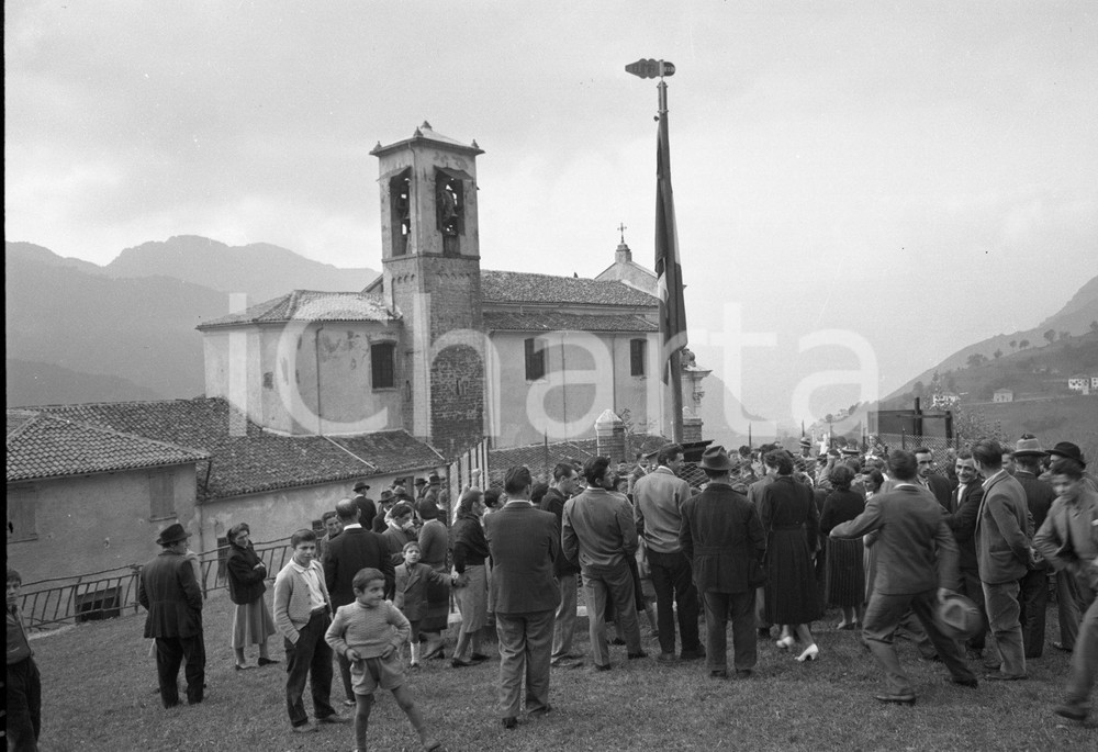 1955 MARMENTINO (BS) fraz OMBRIANO Congresso climatologia 10 NEGATIVO ORIGINALE Negativo originale in bianco e nero su pellicola.  E' SEVERAMENTE VIETATA LA RIPRODUZIONE.TUTTI I DIRITTI SONO RISERVATI.ICharta mette in vendita, sul negozio eBay e in esclusiva sul sito "icharta" il proprio archivio composto da numerose diapositive e negativi fotografici d'epoca, tutti originali e autentici.Si tratta di uno sguardo inedito sull'attualità, la politica, la vita quotidiana, il gossip e la cultura, che fotografa il cambiamento della nazione (e non solo) tra il 1890 ed il 1990 circa. Un'occasione unica per il mercato del collezionismo, che vede finalmente disponibile un archivio eccezionale per vastità, tematiche e condizioni, in un settore (il negativo fotografico e la diapositiva) di assoluta novità e dalle interessanti prospettive di investimento. CONDIZIONI:FAIR/discretoFORMATO: cm 9 x 6 originale e autentica 1