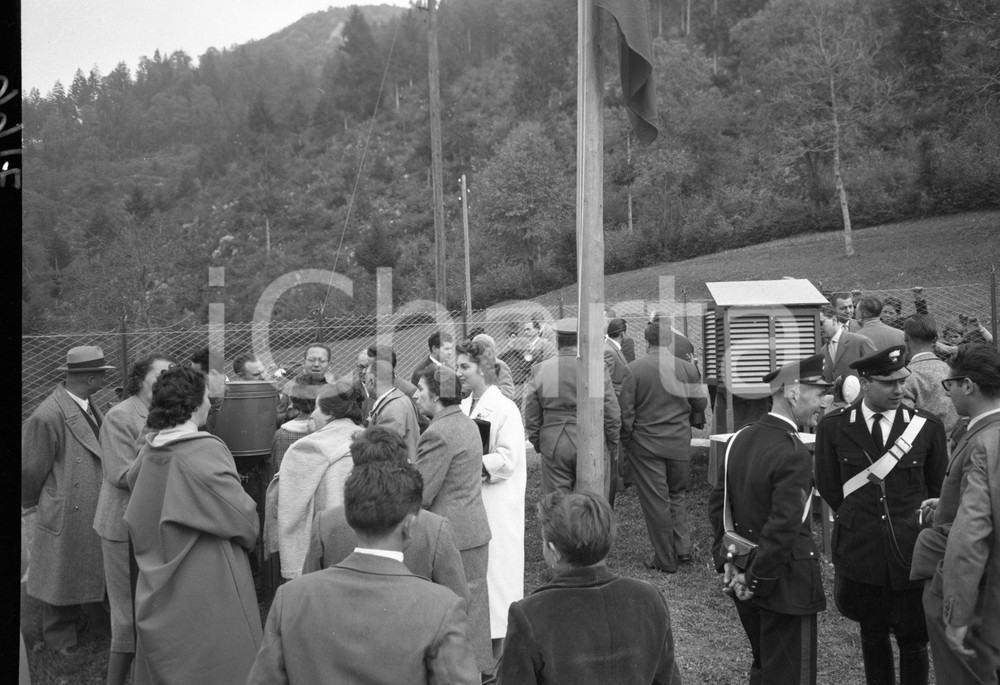1955 MARMENTINO (BS) fraz OMBRIANO Congresso climatologia 15 NEGATIVO ORIGINALE Negativo originale in bianco e nero su pellicola.  E' SEVERAMENTE VIETATA LA RIPRODUZIONE.TUTTI I DIRITTI SONO RISERVATI.ICharta mette in vendita, sul negozio eBay e in esclusiva sul sito "icharta" il proprio archivio composto da numerose diapositive e negativi fotografici d'epoca, tutti originali e autentici.Si tratta di uno sguardo inedito sull'attualità, la politica, la vita quotidiana, il gossip e la cultura, che fotografa il cambiamento della nazione (e non solo) tra il 1890 ed il 1990 circa. Un'occasione unica per il mercato del collezionismo, che vede finalmente disponibile un archivio eccezionale per vastità, tematiche e condizioni, in un settore (il negativo fotografico e la diapositiva) di assoluta novità e dalle interessanti prospettive di investimento. CONDIZIONI:FAIR/discretoFORMATO: cm 9 x 6 originale e autentica 1