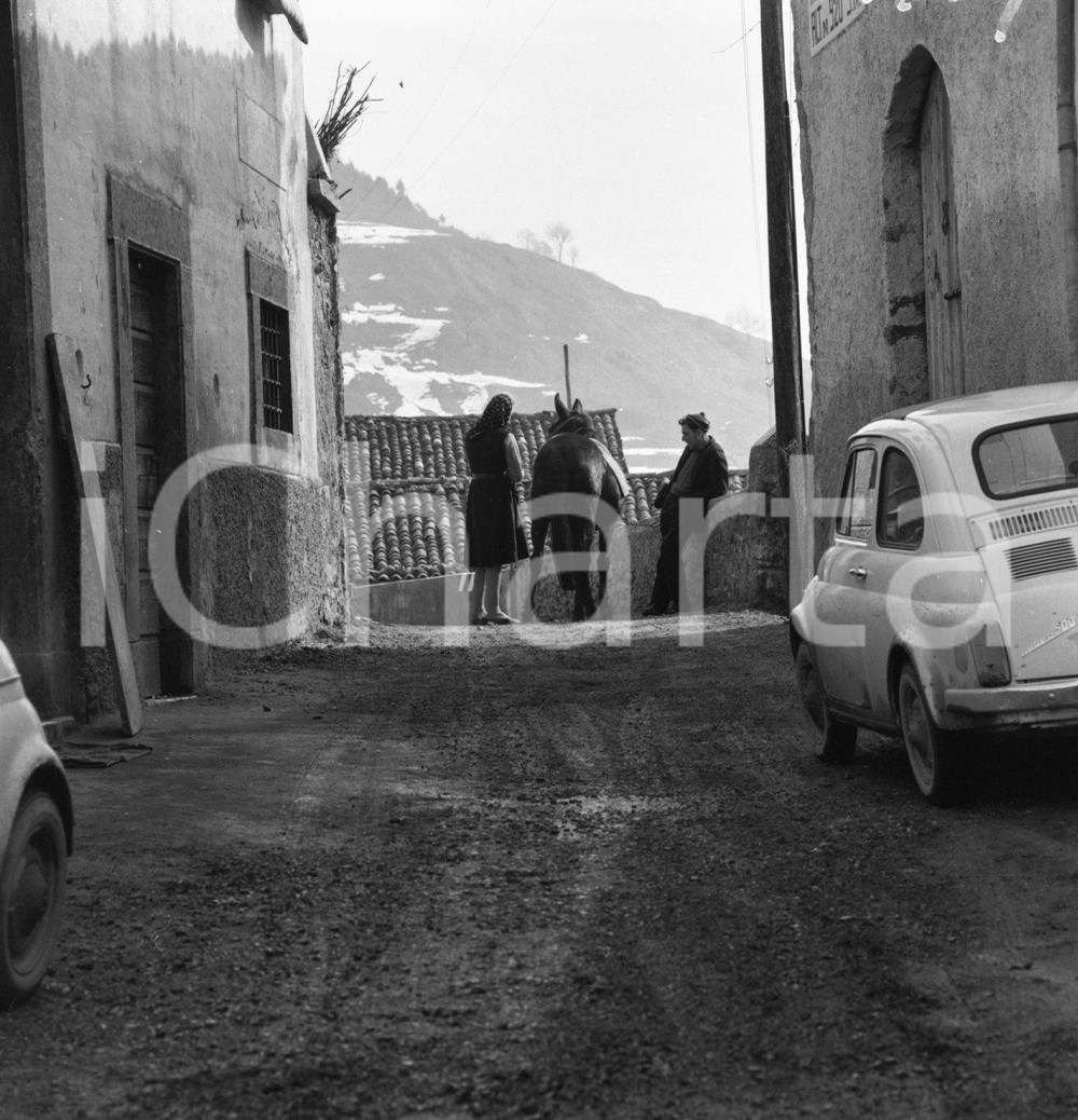 1964 ODENO Val Sabbia (BS) con un mulo tra le case del paese NEGATIVO ORIGINALE Negativo originale in bianco e nero su pellicola.  E' SEVERAMENTE VIETATA LA RIPRODUZIONE.TUTTI I DIRITTI SONO RISERVATI.ICharta mette in vendita, sul negozio eBay e in esclusiva sul sito "icharta" il proprio archivio composto da numerose diapositive e negativi fotografici d'epoca, tutti originali e autentici.Si tratta di uno sguardo inedito sull'attualità, la politica, la vita quotidiana, il gossip e la cultura, che fotografa il cambiamento della nazione (e non solo) tra il 1890 ed il 1990 circa. Un'occasione unica per il mercato del collezionismo, che vede finalmente disponibile un archivio eccezionale per vastità, tematiche e condizioni, in un settore (il negativo fotografico e la diapositiva) di assoluta novità e dalle interessanti prospettive di investimento. CONDIZIONI:FAIR/discretoFORMATO: cm 6 x 6 originale e autentica 1