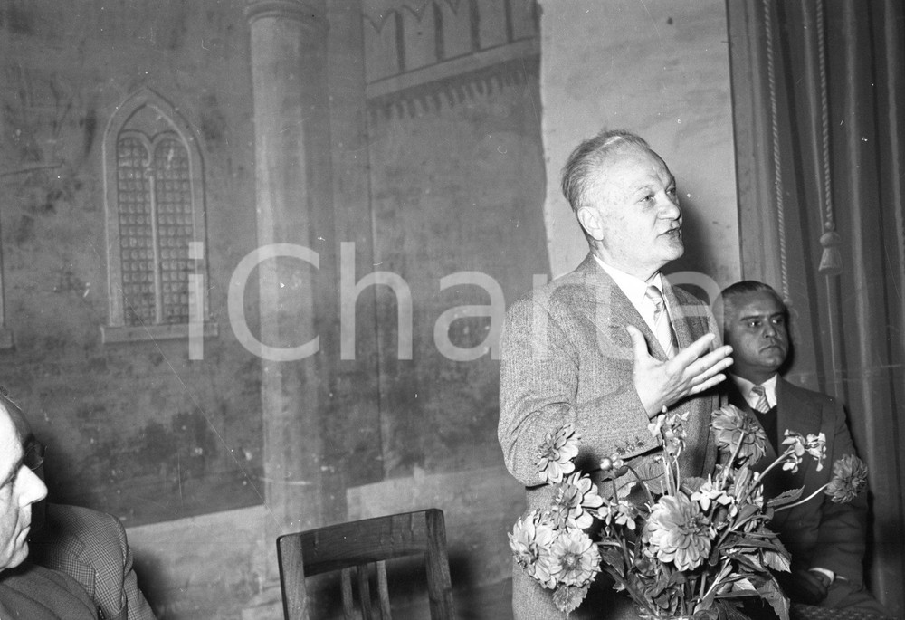 1955 MARMENTINO (BS) fraz OMBRIANO Congresso climatologia (5) NEGATIVO ORIGINALE Negativo originale in bianco e nero su pellicola.  E' SEVERAMENTE VIETATA LA RIPRODUZIONE.TUTTI I DIRITTI SONO RISERVATI.ICharta mette in vendita, sul negozio eBay e in esclusiva sul sito "icharta" il proprio archivio composto da numerose diapositive e negativi fotografici d'epoca, tutti originali e autentici.Si tratta di uno sguardo inedito sull'attualità, la politica, la vita quotidiana, il gossip e la cultura, che fotografa il cambiamento della nazione (e non solo) tra il 1890 ed il 1990 circa. Un'occasione unica per il mercato del collezionismo, che vede finalmente disponibile un archivio eccezionale per vastità, tematiche e condizioni, in un settore (il negativo fotografico e la diapositiva) di assoluta novità e dalle interessanti prospettive di investimento. CONDIZIONI:FAIR/discretoFORMATO: cm 9 x 6 originale e autentica 1