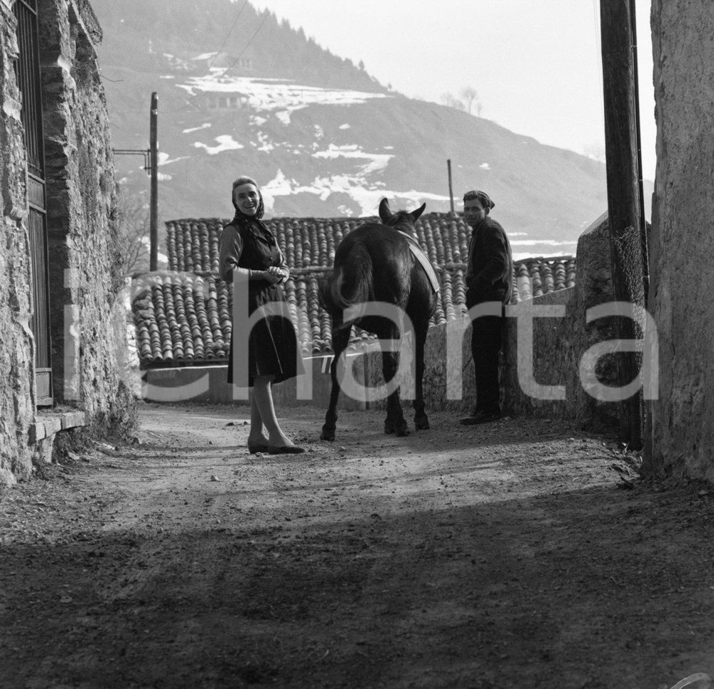 1964 ODENO Val Sabbia (BS) Tra le vie del borgo con mulo (1) NEGATIVO ORIGINALE Negativo originale in bianco e nero su pellicola.  E' SEVERAMENTE VIETATA LA RIPRODUZIONE.TUTTI I DIRITTI SONO RISERVATI.ICharta mette in vendita, sul negozio eBay e in esclusiva sul sito "icharta" il proprio archivio composto da numerose diapositive e negativi fotografici d'epoca, tutti originali e autentici.Si tratta di uno sguardo inedito sull'attualità, la politica, la vita quotidiana, il gossip e la cultura, che fotografa il cambiamento della nazione (e non solo) tra il 1890 ed il 1990 circa. Un'occasione unica per il mercato del collezionismo, che vede finalmente disponibile un archivio eccezionale per vastità, tematiche e condizioni, in un settore (il negativo fotografico e la diapositiva) di assoluta novità e dalle interessanti prospettive di investimento. CONDIZIONI:FAIR/discretoFORMATO: cm 6 x 6 originale e autentica 1