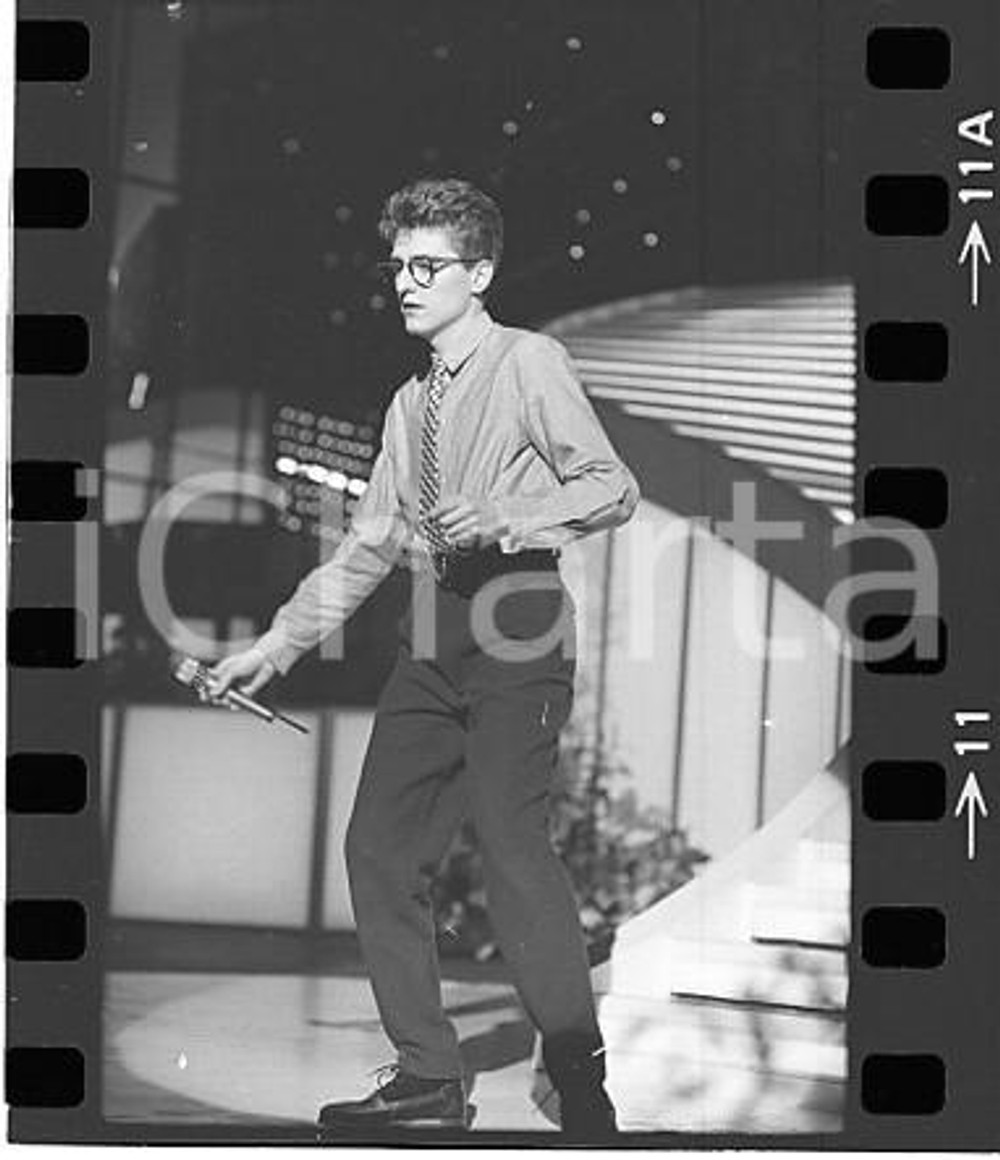 1984 FESTIVAL SANREMO GARBO in Radioclima (3) NEGATIVO ORIGINALE Negativo originale in bianco e nero su pellicola.  E' SEVERAMENTE VIETATA LA RIPRODUZIONE.TUTTI I DIRITTI SONO RISERVATI.ICharta mette in vendita, sul negozio eBay e in esclusiva sul sito "icharta" il proprio archivio composto da numerose diapositive e negativi fotografici d'epoca, tutti originali e autentici.Si tratta di uno sguardo inedito sull'attualità, la politica, la vita quotidiana, il gossip e la cultura, che fotografa il cambiamento della nazione (e non solo) tra il 1890 ed il 1990 circa. Un'occasione unica per il mercato del collezionismo, che vede finalmente disponibile un archivio eccezionale per vastità, tematiche e condizioni, in un settore (il negativo fotografico e la diapositiva) di assoluta novità e dalle interessanti prospettive di investimento. FAIR/discreto  Formato: 35mm originale e autentica 1