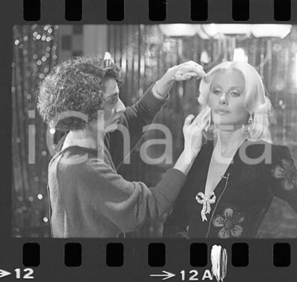 1984 TV IL CAPPELLO SULLE VENTITRE' Gabriella FARINON 4 NEGATIVO ORIGINALE Negativo originale in bianco e nero su pellicola.  E' SEVERAMENTE VIETATA LA RIPRODUZIONE.TUTTI I DIRITTI SONO RISERVATI.ICharta mette in vendita, sul negozio eBay e in esclusiva sul sito "icharta" il proprio archivio composto da numerose diapositive e negativi fotografici d'epoca, tutti originali e autentici.Si tratta di uno sguardo inedito sull'attualità, la politica, la vita quotidiana, il gossip e la cultura, che fotografa il cambiamento della nazione (e non solo) tra il 1890 ed il 1990 circa. Un'occasione unica per il mercato del collezionismo, che vede finalmente disponibile un archivio eccezionale per vastità, tematiche e condizioni, in un settore (il negativo fotografico e la diapositiva) di assoluta novità e dalle interessanti prospettive di investimento. FAIR/discreto  Formato: 35mm originale e autentica 1