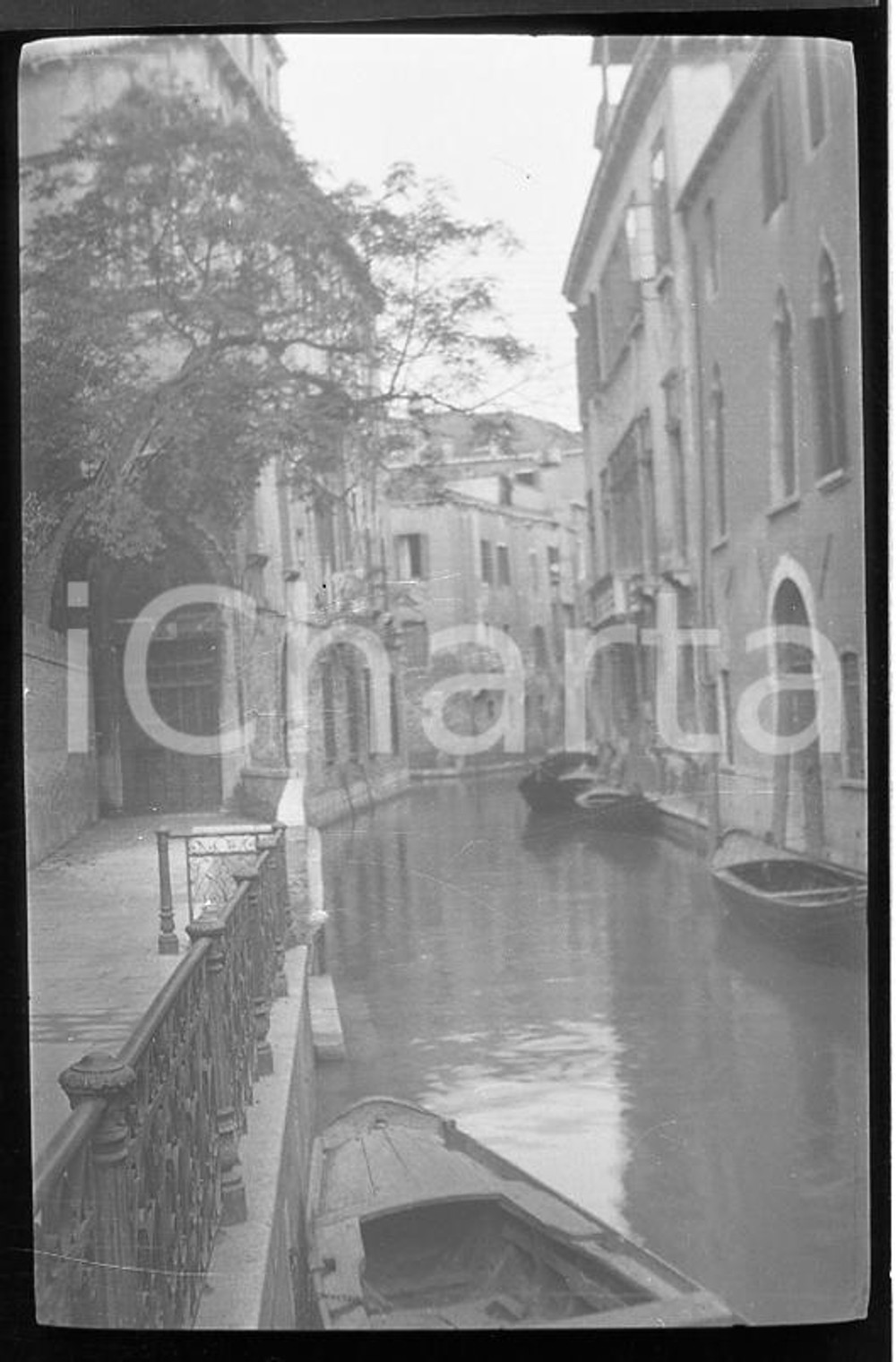 1926 VENEZIA Tipico rio del centro storico NEGATIVO ORIGINALE Negativo originale in bianco e nero su pellicola.  E' SEVERAMENTE VIETATA LA RIPRODUZIONE.TUTTI I DIRITTI SONO RISERVATI.ICharta mette in vendita, sul negozio eBay e in esclusiva sul sito "icharta" il proprio archivio composto da numerose diapositive e negativi fotografici d'epoca, tutti originali e autentici.Si tratta di uno sguardo inedito sull'attualità, la politica, la vita quotidiana, il gossip e la cultura, che fotografa il cambiamento della nazione (e non solo) tra il 1890 ed il 1990 circa. Un'occasione unica per il mercato del collezionismo, che vede finalmente disponibile un archivio eccezionale per vastità, tematiche e condizioni, in un settore (il negativo fotografico e la diapositiva) di assoluta novità e dalle interessanti prospettive di investimento. FAIR/discreto  Formato: cm 6 x 4,5 originale e autentica 1