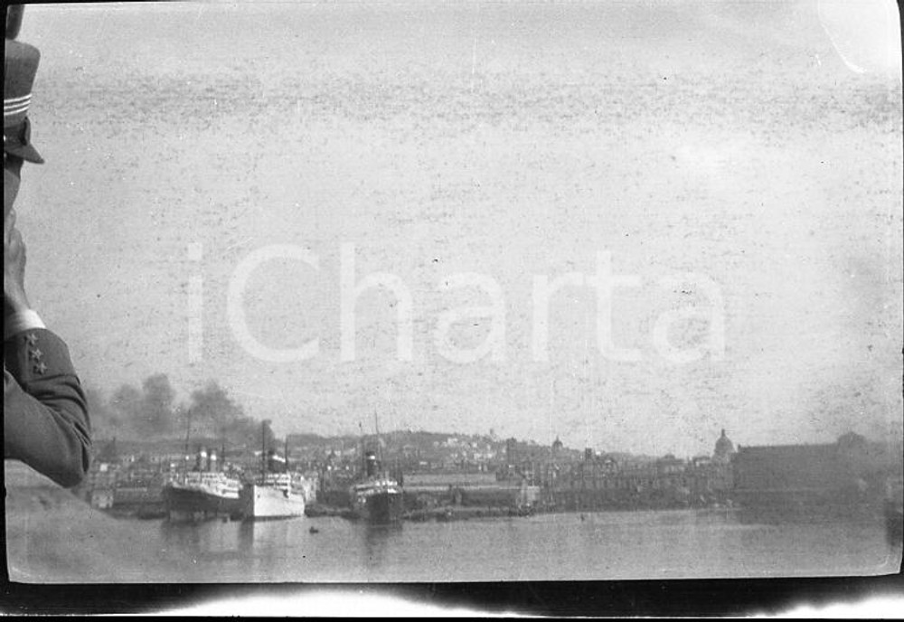 1926 NAPOLI Porto con piroscafi all'attracco NEGATIVO ORIGINALE Negativo originale in bianco e nero su pellicola.  E' SEVERAMENTE VIETATA LA RIPRODUZIONE.TUTTI I DIRITTI SONO RISERVATI.ICharta mette in vendita, sul negozio eBay e in esclusiva sul sito "icharta" il proprio archivio composto da numerose diapositive e negativi fotografici d'epoca, tutti originali e autentici.Si tratta di uno sguardo inedito sull'attualità, la politica, la vita quotidiana, il gossip e la cultura, che fotografa il cambiamento della nazione (e non solo) tra il 1890 ed il 1990 circa. Un'occasione unica per il mercato del collezionismo, che vede finalmente disponibile un archivio eccezionale per vastità, tematiche e condizioni, in un settore (il negativo fotografico e la diapositiva) di assoluta novità e dalle interessanti prospettive di investimento. POOR/danneggiato Ombreggiature come percepibili dalla scansione Formato: cm 6 x 4,5 originale e autentica 1