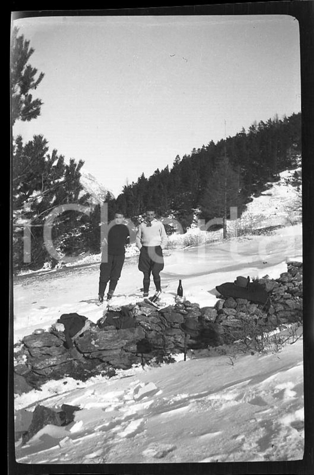 1928 SALBERTRAND Val di Susa brindisi sulla neve NEGATIVO ORIGINALE Negativo originale in bianco e nero su pellicola.  E' SEVERAMENTE VIETATA LA RIPRODUZIONE.TUTTI I DIRITTI SONO RISERVATI.ICharta mette in vendita, sul negozio eBay e in esclusiva sul sito "icharta" il proprio archivio composto da numerose diapositive e negativi fotografici d'epoca, tutti originali e autentici.Si tratta di uno sguardo inedito sull'attualità, la politica, la vita quotidiana, il gossip e la cultura, che fotografa il cambiamento della nazione (e non solo) tra il 1890 ed il 1990 circa. Un'occasione unica per il mercato del collezionismo, che vede finalmente disponibile un archivio eccezionale per vastità, tematiche e condizioni, in un settore (il negativo fotografico e la diapositiva) di assoluta novità e dalle interessanti prospettive di investimento. FAIR/discreto  Formato: cm 6 x 4 originale e autentica 1