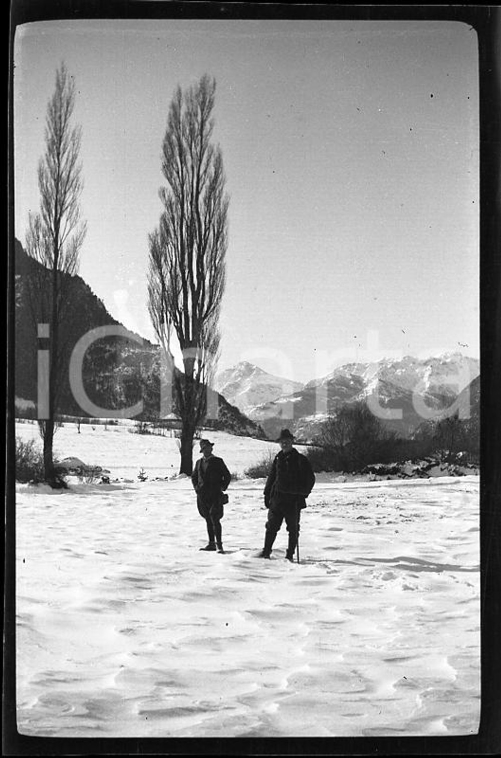 1928 SALBERTRAND Val di Susa paesaggio innevato 1  NEGATIVO ORIGINALE Negativo originale in bianco e nero su pellicola.  E' SEVERAMENTE VIETATA LA RIPRODUZIONE.TUTTI I DIRITTI SONO RISERVATI.ICharta mette in vendita, sul negozio eBay e in esclusiva sul sito "icharta" il proprio archivio composto da numerose diapositive e negativi fotografici d'epoca, tutti originali e autentici.Si tratta di uno sguardo inedito sull'attualità, la politica, la vita quotidiana, il gossip e la cultura, che fotografa il cambiamento della nazione (e non solo) tra il 1890 ed il 1990 circa. Un'occasione unica per il mercato del collezionismo, che vede finalmente disponibile un archivio eccezionale per vastità, tematiche e condizioni, in un settore (il negativo fotografico e la diapositiva) di assoluta novità e dalle interessanti prospettive di investimento. FAIR/discreto  Formato: cm 6 x 4 originale e autentica 1