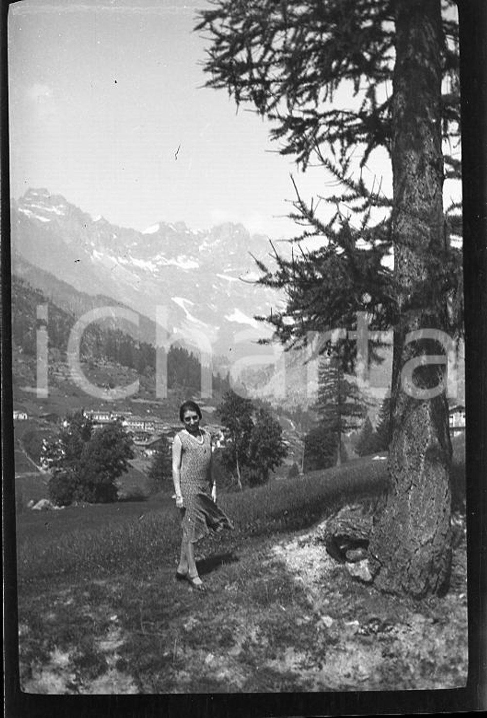1930 VALTOURNENCHE Panorama della valle  NEGATIVO ORIGINALE Negativo originale in bianco e nero su pellicola.  E' SEVERAMENTE VIETATA LA RIPRODUZIONE.TUTTI I DIRITTI SONO RISERVATI.ICharta mette in vendita, sul negozio eBay e in esclusiva sul sito "icharta" il proprio archivio composto da numerose diapositive e negativi fotografici d'epoca, tutti originali e autentici.Si tratta di uno sguardo inedito sull'attualità, la politica, la vita quotidiana, il gossip e la cultura, che fotografa il cambiamento della nazione (e non solo) tra il 1890 ed il 1990 circa. Un'occasione unica per il mercato del collezionismo, che vede finalmente disponibile un archivio eccezionale per vastità, tematiche e condizioni, in un settore (il negativo fotografico e la diapositiva) di assoluta novità e dalle interessanti prospettive di investimento. FAIR/discreto  Formato: cm 6 x 4 originale e autentica 1