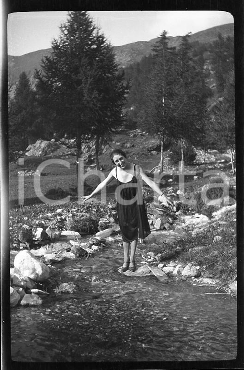 1930 VALTOURNENCHE Ritratto di signora in valle  NEGATIVO ORIGINALE Negativo originale in bianco e nero su pellicola.  E' SEVERAMENTE VIETATA LA RIPRODUZIONE.TUTTI I DIRITTI SONO RISERVATI.ICharta mette in vendita, sul negozio eBay e in esclusiva sul sito "icharta" il proprio archivio composto da numerose diapositive e negativi fotografici d'epoca, tutti originali e autentici.Si tratta di uno sguardo inedito sull'attualità, la politica, la vita quotidiana, il gossip e la cultura, che fotografa il cambiamento della nazione (e non solo) tra il 1890 ed il 1990 circa. Un'occasione unica per il mercato del collezionismo, che vede finalmente disponibile un archivio eccezionale per vastità, tematiche e condizioni, in un settore (il negativo fotografico e la diapositiva) di assoluta novità e dalle interessanti prospettive di investimento. FAIR/discreto  Formato: cm 6 x 4 originale e autentica 1