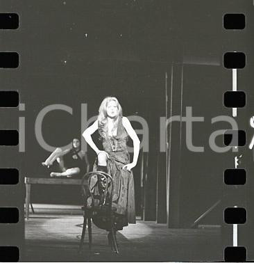 1976 I SETTE PECCATI CAPITALI MILVA  NEGATIVO ORIGINALE Negativo originale in bianco e nero su pellicola.  E' SEVERAMENTE VIETATA LA RIPRODUZIONE.TUTTI I DIRITTI SONO RISERVATI.ICharta mette in vendita, sul negozio eBay e in esclusiva sul sito "icharta" il proprio archivio composto da numerose diapositive e negativi fotografici d'epoca, tutti originali e autentici.Si tratta di uno sguardo inedito sull'attualità, la politica, la vita quotidiana, il gossip e la cultura, che fotografa il cambiamento della nazione (e non solo) tra il 1890 ed il 1990 circa. Un'occasione unica per il mercato del collezionismo, che vede finalmente disponibile un archivio eccezionale per vastità, tematiche e condizioni, in un settore (il negativo fotografico e la diapositiva) di assoluta novità e dalle interessanti prospettive di investimento. FAIR/discreto  Formato: 35mm originale e autentica 1