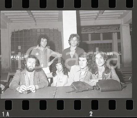 1976 VOTA LA VOCE MATIA BAZAR con  Franco SIMONE   NEGATIVO ORIGINALE Negativo originale in bianco e nero su pellicola.  E' SEVERAMENTE VIETATA LA RIPRODUZIONE.TUTTI I DIRITTI SONO RISERVATI.ICharta mette in vendita, sul negozio eBay e in esclusiva sul sito "icharta" il proprio archivio composto da numerose diapositive e negativi fotografici d'epoca, tutti originali e autentici.Si tratta di uno sguardo inedito sull'attualità, la politica, la vita quotidiana, il gossip e la cultura, che fotografa il cambiamento della nazione (e non solo) tra il 1890 ed il 1990 circa. Un'occasione unica per il mercato del collezionismo, che vede finalmente disponibile un archivio eccezionale per vastità, tematiche e condizioni, in un settore (il negativo fotografico e la diapositiva) di assoluta novità e dalle interessanti prospettive di investimento. FAIR/discreto  Formato: 35mm originale e autentica 1