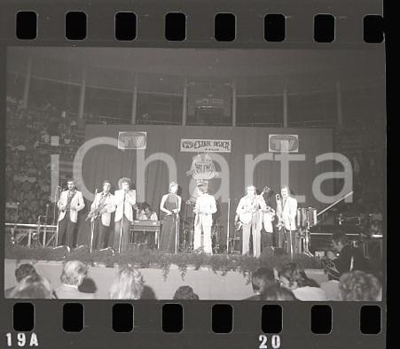 1976 VOTA LA VOCE Raoul CASADEI con la sua orchestra 1 NEGATIVO ORIGINALE Negativo originale in bianco e nero su pellicola.  E' SEVERAMENTE VIETATA LA RIPRODUZIONE.TUTTI I DIRITTI SONO RISERVATI.ICharta mette in vendita, sul negozio eBay e in esclusiva sul sito "icharta" il proprio archivio composto da numerose diapositive e negativi fotografici d'epoca, tutti originali e autentici.Si tratta di uno sguardo inedito sull'attualità, la politica, la vita quotidiana, il gossip e la cultura, che fotografa il cambiamento della nazione (e non solo) tra il 1890 ed il 1990 circa. Un'occasione unica per il mercato del collezionismo, che vede finalmente disponibile un archivio eccezionale per vastità, tematiche e condizioni, in un settore (il negativo fotografico e la diapositiva) di assoluta novità e dalle interessanti prospettive di investimento. FAIR/discreto  Formato: 35mm originale e autentica 1