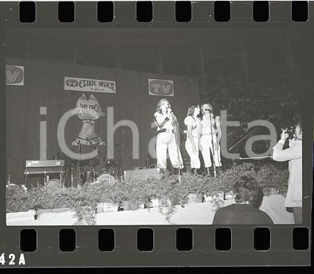 1976 VOTA LA VOCE Daniela DAVOLI con coriste (2) NEGATIVO ORIGINALE Negativo originale in bianco e nero su pellicola.  E' SEVERAMENTE VIETATA LA RIPRODUZIONE.TUTTI I DIRITTI SONO RISERVATI.ICharta mette in vendita, sul negozio eBay e in esclusiva sul sito "icharta" il proprio archivio composto da numerose diapositive e negativi fotografici d'epoca, tutti originali e autentici.Si tratta di uno sguardo inedito sull'attualità, la politica, la vita quotidiana, il gossip e la cultura, che fotografa il cambiamento della nazione (e non solo) tra il 1890 ed il 1990 circa. Un'occasione unica per il mercato del collezionismo, che vede finalmente disponibile un archivio eccezionale per vastità, tematiche e condizioni, in un settore (il negativo fotografico e la diapositiva) di assoluta novità e dalle interessanti prospettive di investimento. FAIR/discreto  Formato: 35mm originale e autentica 1