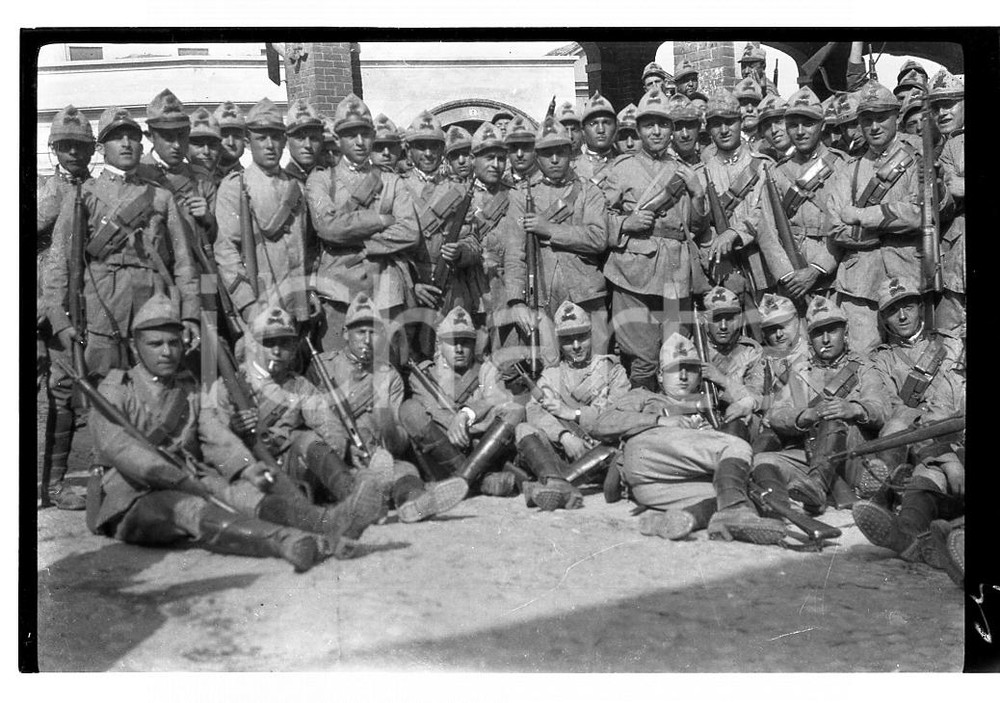 1926 ALPIGNANO (TO) Artiglieri in caserma in armi (1)  NEGATIVO ORIGINALE Negativo originale in bianco e nero su pellicola.  E' SEVERAMENTE VIETATA LA RIPRODUZIONE.TUTTI I DIRITTI SONO RISERVATI.ICharta mette in vendita, sul negozio eBay e in esclusiva sul sito "icharta" il proprio archivio composto da numerose diapositive e negativi fotografici d'epoca, tutti originali e autentici.Si tratta di uno sguardo inedito sull'attualità, la politica, la vita quotidiana, il gossip e la cultura, che fotografa il cambiamento della nazione (e non solo) tra il 1890 ed il 1990 circa. Un'occasione unica per il mercato del collezionismo, che vede finalmente disponibile un archivio eccezionale per vastità, tematiche e condizioni, in un settore (il negativo fotografico e la diapositiva) di assoluta novità e dalle interessanti prospettive di investimento. FAIR/discreto  Formato: cm 6 x 9 originale e autentica 1