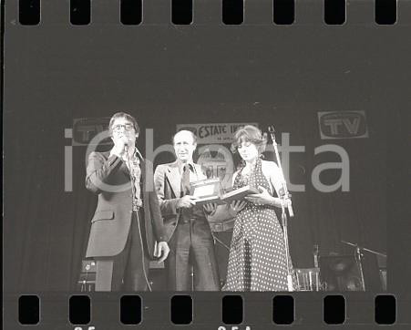 1976 VOTA LA VOCE Gigi VESIGNA e Dino SARTI sul palco (2) NEGATIVO ORIGINALE Negativo originale in bianco e nero su pellicola.  E' SEVERAMENTE VIETATA LA RIPRODUZIONE.TUTTI I DIRITTI SONO RISERVATI.ICharta mette in vendita, sul negozio eBay e in esclusiva sul sito "icharta" il proprio archivio composto da numerose diapositive e negativi fotografici d'epoca, tutti originali e autentici.Si tratta di uno sguardo inedito sull'attualità, la politica, la vita quotidiana, il gossip e la cultura, che fotografa il cambiamento della nazione (e non solo) tra il 1890 ed il 1990 circa. Un'occasione unica per il mercato del collezionismo, che vede finalmente disponibile un archivio eccezionale per vastità, tematiche e condizioni, in un settore (il negativo fotografico e la diapositiva) di assoluta novità e dalle interessanti prospettive di investimento. FAIR/discreto  Formato: 35mm originale e autentica 1