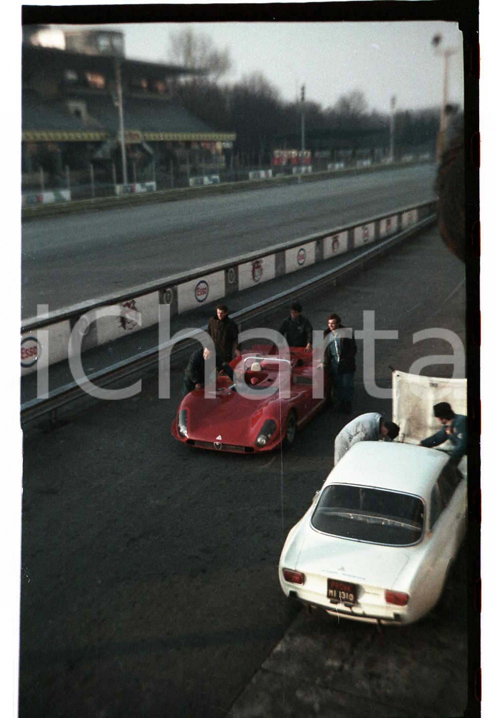 1970ca MONZA Alfa Romeo T 33-3 ai box e Alfa GTV 2000 2 NEGATIVO ORIGINALE Pellicola positiva a colori E' SEVERAMENTE VIETATA LA RIPRODUZIONE.TUTTI I DIRITTI SONO RISERVATI.ICharta mette in vendita, sul negozio eBay e in esclusiva sul sito "icharta" il proprio archivio composto da numerose diapositive e negativi fotografici d'epoca, tutti originali e autentici.Si tratta di uno sguardo inedito sull'attualità, la politica, la vita quotidiana, il gossip e la cultura, che fotografa il cambiamento della nazione (e non solo) tra il 1890 ed il 1990 circa. Un'occasione unica per il mercato del collezionismo, che vede finalmente disponibile un archivio eccezionale per vastità, tematiche e condizioni, in un settore (il negativo fotografico e la diapositiva) di assoluta novità e dalle interessanti prospettive di investimento. FAIR/discreto  Formato: 35mm originale e autentica 1