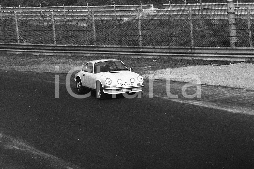 1972 MONZA AUTODROMO PORSCHE 911 prova sul circuito (2) NEGATIVO ORIGINALE Negativo fotografico originale su pellicola. E' SEVERAMENTE VIETATA LA RIPRODUZIONE.TUTTI I DIRITTI SONO RISERVATI.ICharta mette in vendita, sul negozio eBay e in esclusiva sul sito "icharta" il proprio archivio composto da numerose diapositive e negativi fotografici d'epoca, tutti originali e autentici.Si tratta di uno sguardo inedito sull'attualità, la politica, la vita quotidiana, il gossip e la cultura, che fotografa il cambiamento della nazione (e non solo) tra il 1890 ed il 1990 circa. Un'occasione unica per il mercato del collezionismo, che vede finalmente disponibile un archivio eccezionale per vastità, tematiche e condizioni, in un settore (il negativo fotografico e la diapositiva) di assoluta novità e dalle interessanti prospettive di investimento. FAIR/discreto  Formato: 35mm originale e autentica 1