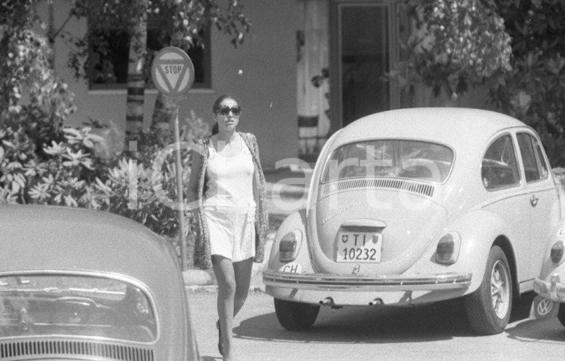 1971 giugno VERBIER (CH) TAMARA BARONI paparazzata (2) NEGATIVO ORIGINALE Negativo fotografico originale su pellicola. E' SEVERAMENTE VIETATA LA RIPRODUZIONE.TUTTI I DIRITTI SONO RISERVATI.ICharta mette in vendita, sul negozio eBay e in esclusiva sul sito "icharta" il proprio archivio composto da numerose diapositive e negativi fotografici d'epoca, tutti originali e autentici.Si tratta di uno sguardo inedito sull'attualità, la politica, la vita quotidiana, il gossip e la cultura, che fotografa il cambiamento della nazione (e non solo) tra il 1890 ed il 1990 circa. Un'occasione unica per il mercato del collezionismo, che vede finalmente disponibile un archivio eccezionale per vastità, tematiche e condizioni, in un settore (il negativo fotografico e la diapositiva) di assoluta novità e dalle interessanti prospettive di investimento. FAIR/discreto  Formato: 35mm originale e autentica 1