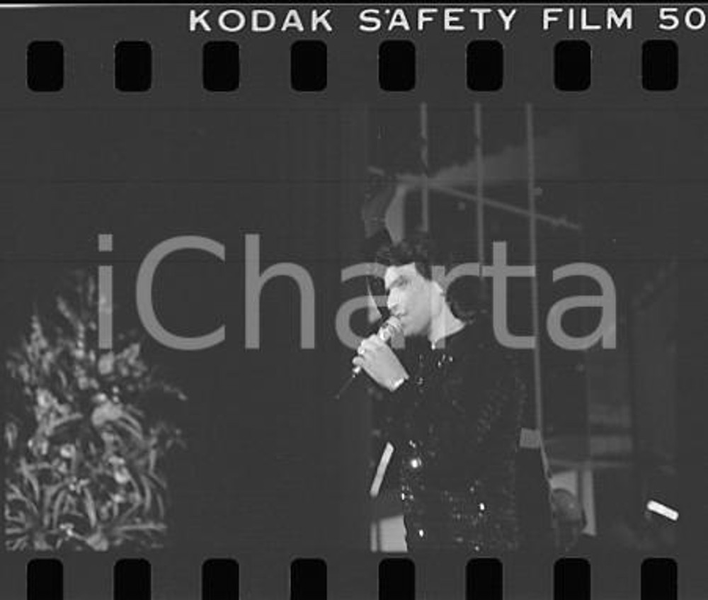 1984 FESTIVAL SANREMO Toto CUTUGNO in Serenata (5) * NEGATIVO ORIGINALE Negativo fotografico originale, in bianco e nero, su pellicola. E' SEVERAMENTE VIETATA LA RIPRODUZIONE.TUTTI I DIRITTI SONO RISERVATI.ICharta mette in vendita, sul negozio eBay e in esclusiva sul sito "icharta" il proprio archivio composto da numerose diapositive e negativi fotografici d'epoca, tutti originali e autentici.Si tratta di uno sguardo inedito sull'attualità, la politica, la vita quotidiana, il gossip e la cultura, che fotografa il cambiamento della nazione (e non solo) tra il 1890 ed il 1990 circa. Un'occasione unica per il mercato del collezionismo, che vede finalmente disponibile un archivio eccezionale per vastità, tematiche e condizioni, in un settore (il negativo fotografico e la diapositiva) di assoluta novità e dalle interessanti prospettive di investimento. FAIR/discreto  Formato: 35mm originale e autentica 1