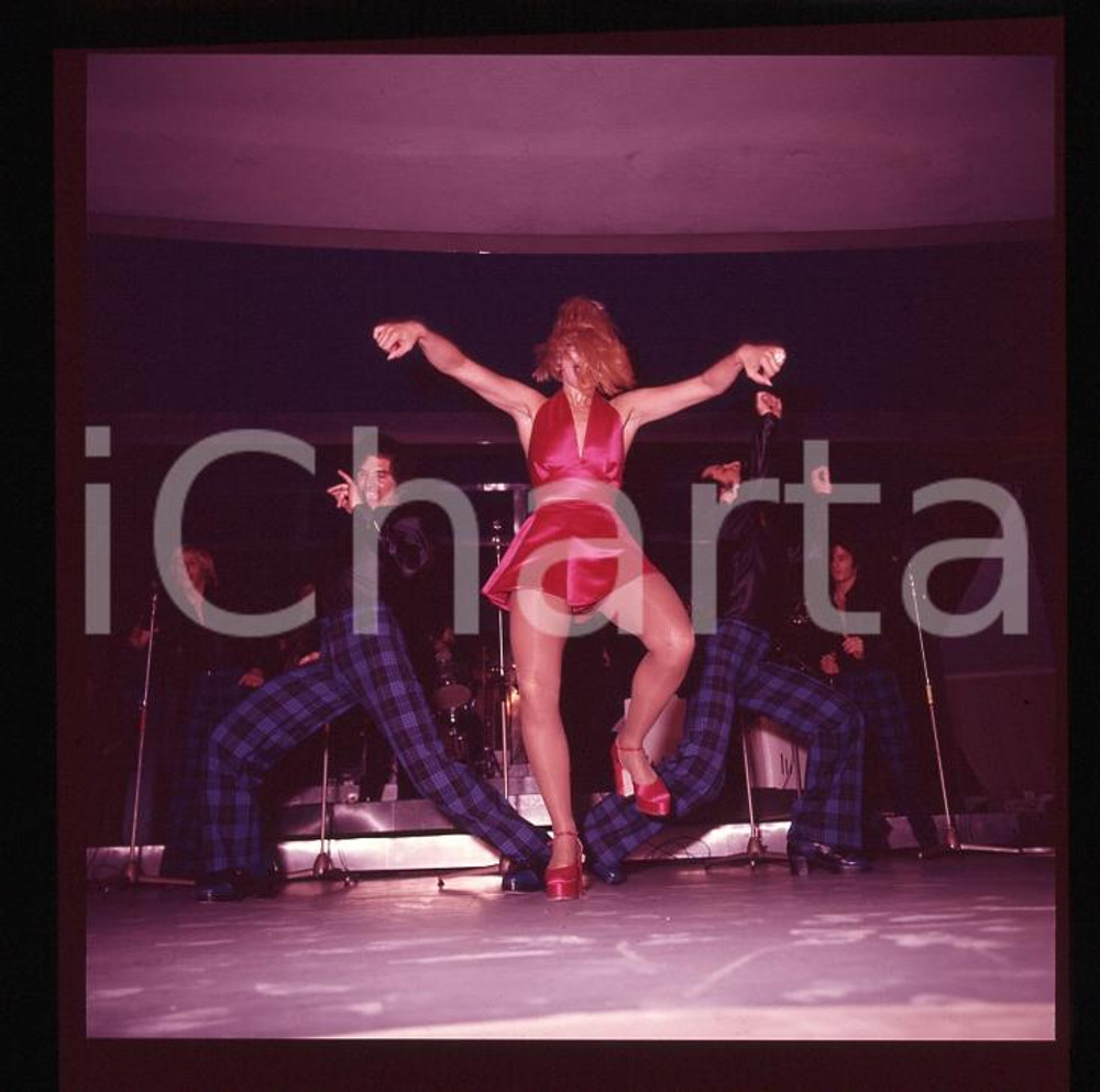 1970ca SPETTACOLO Raffaella CARRA' Balletto (3) NEGATIVO ORIGINALE Pellicola positiva a colori.  E' SEVERAMENTE VIETATA LA RIPRODUZIONE.TUTTI I DIRITTI SONO RISERVATI.ICharta mette in vendita, sul negozio eBay e in esclusiva sul sito "icharta" il proprio archivio composto da numerose diapositive e negativi fotografici d'epoca, tutti originali e autentici.Si tratta di uno sguardo inedito sull'attualità, la politica, la vita quotidiana, il gossip e la cultura, che fotografa il cambiamento della nazione (e non solo) tra il 1890 ed il 1990 circa. Un'occasione unica per il mercato del collezionismo, che vede finalmente disponibile un archivio eccezionale per vastità, tematiche e condizioni, in un settore (il negativo fotografico e la diapositiva) di assoluta novità e dalle interessanti prospettive di investimento. FAIR/discreto  Formato: cm 6 x 6 originale e autentica 1