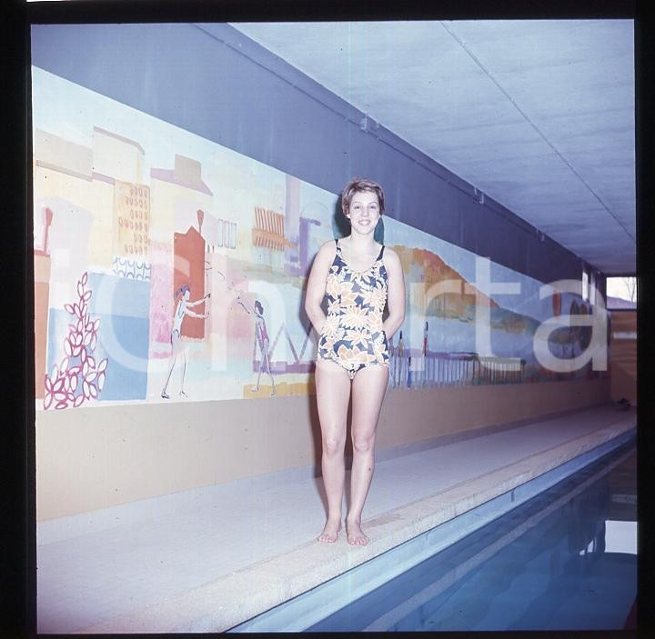 1970ca SPORT Novella CALLIGARIS Ritratto in piscina DIAPOSITIVA ORIGINALE Pellicola positiva a colori.  E' SEVERAMENTE VIETATA LA RIPRODUZIONE.TUTTI I DIRITTI SONO RISERVATI.ICharta mette in vendita, sul negozio eBay e in esclusiva sul sito "icharta" il proprio archivio composto da numerose diapositive e negativi fotografici d'epoca, tutti originali e autentici.Si tratta di uno sguardo inedito sull'attualità, la politica, la vita quotidiana, il gossip e la cultura, che fotografa il cambiamento della nazione (e non solo) tra il 1890 ed il 1990 circa. Un'occasione unica per il mercato del collezionismo, che vede finalmente disponibile un archivio eccezionale per vastità, tematiche e condizioni, in un settore (il negativo fotografico e la diapositiva) di assoluta novità e dalle interessanti prospettive di investimento. CONDIZIONI:FAIR/discretoFORMATO: cm 6 x 6 originale e autentica 1