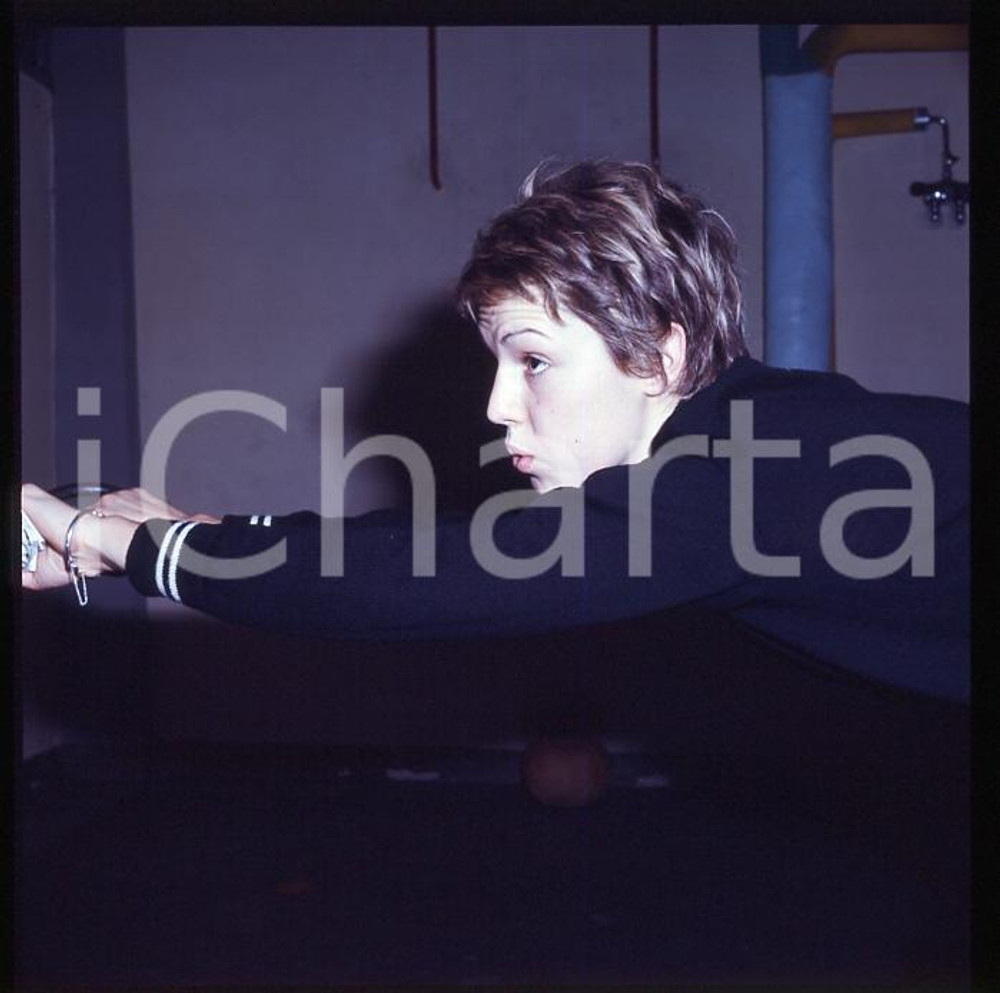 1970ca SPORT Novella CALLIGARIS Training in palestra 2 DIAPOSITIVA ORIG. Pellicola positiva a colori.  E' SEVERAMENTE VIETATA LA RIPRODUZIONE.TUTTI I DIRITTI SONO RISERVATI.ICharta mette in vendita, sul negozio eBay e in esclusiva sul sito "icharta" il proprio archivio composto da numerose diapositive e negativi fotografici d'epoca, tutti originali e autentici.Si tratta di uno sguardo inedito sull'attualità, la politica, la vita quotidiana, il gossip e la cultura, che fotografa il cambiamento della nazione (e non solo) tra il 1890 ed il 1990 circa. Un'occasione unica per il mercato del collezionismo, che vede finalmente disponibile un archivio eccezionale per vastità, tematiche e condizioni, in un settore (il negativo fotografico e la diapositiva) di assoluta novità e dalle interessanti prospettive di investimento. CONDIZIONI:FAIR/discretoFORMATO: cm 6 x 6 originale e autentica 1