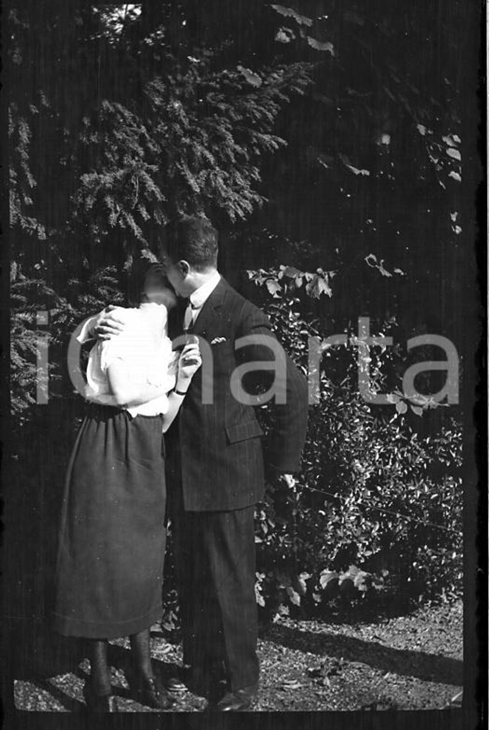 1923 TORINO Borgo Fioccardo IL BACIO * NEGATIVO ORIGINALE Negativo originale in bianco e nero su pellicola.  E' SEVERAMENTE VIETATA LA RIPRODUZIONE.TUTTI I DIRITTI SONO RISERVATI.ICharta mette in vendita, sul negozio eBay e in esclusiva sul sito "icharta" il proprio archivio composto da numerose diapositive e negativi fotografici d'epoca, tutti originali e autentici.Si tratta di uno sguardo inedito sull'attualità, la politica, la vita quotidiana, il gossip e la cultura, che fotografa il cambiamento della nazione (e non solo) tra il 1890 ed il 1990 circa. Un'occasione unica per il mercato del collezionismo, che vede finalmente disponibile un archivio eccezionale per vastità, tematiche e condizioni, in un settore (il negativo fotografico e la diapositiva) di assoluta novità e dalle interessanti prospettive di investimento.. FAIR/discreto  Formato: cm 6 x 4 originale e autentica 1