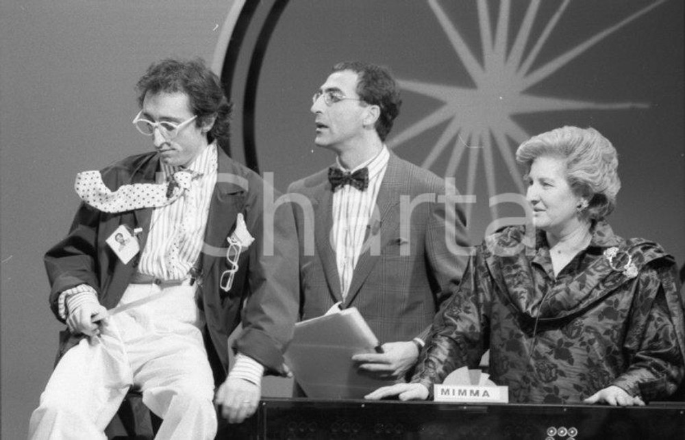 1988 ODEON TV La ruota della fortuna NEGATIVO ORIGINALE  Negativo originale, su pellicola, in formato 35 mm. CONDIZIONI: FAIR E' SEVERAMENTE VIETATA LA RIPRODUZIONE.TUTTI I DIRITTI SONO RISERVATI.ICharta mette in vendita, sul negozio eBay e in esclusiva sul sito "icharta" il proprio archivio composto da numerose diapositive e negativi fotografici d'epoca, tutti originali e autentici, che attraversano la storia del costume italiano tra gli la fine degli anni Sessanta e Novanta.Si tratta di uno sguardo inedito sull'attualità, la politica, la vita quotidiana, il gossip e la cultura, che fotografa il cambiamento della nazione in quest'ultimo scorcio del XX secolo. Un'occasione unica per il mercato del collezionismo, che vede finalmente disponibile un archivio eccezionale per vastità, tematiche e condizioni, in un settore (il negativo fotografico e la diapositiva) di assoluta novità e dalle interessanti prospettive di investimento. CONDIZIONI:FAIR/discretoFORMATO: 35mm originale e autentica 1