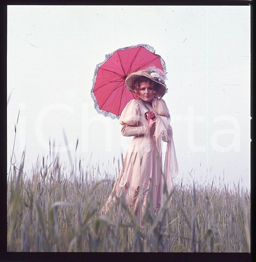 1970ca COSTUME Orietta BERTI Ritratto con ombrellino DIAPOSITIVA ORIGINALE Pellicola positiva originale a colori.  E' SEVERAMENTE VIETATA LA RIPRODUZIONE.TUTTI I DIRITTI SONO RISERVATI.ICharta mette in vendita, sul negozio eBay e in esclusiva sul sito "icharta" il proprio archivio composto da numerose diapositive e negativi fotografici d'epoca, tutti originali e autentici.Si tratta di uno sguardo inedito sull'attualità, la politica, la vita quotidiana, il gossip e la cultura, che fotografa il cambiamento della nazione (e non solo) tra il 1890 ed il 1990 circa. Un'occasione unica per il mercato del collezionismo, che vede finalmente disponibile un archivio eccezionale per vastità, tematiche e condizioni, in un settore (il negativo fotografico e la diapositiva) di assoluta novità e dalle interessanti prospettive di investimento. CONDIZIONI:FAIR/discretoFORMATO: cm 6 x 6 originale e autentica 1