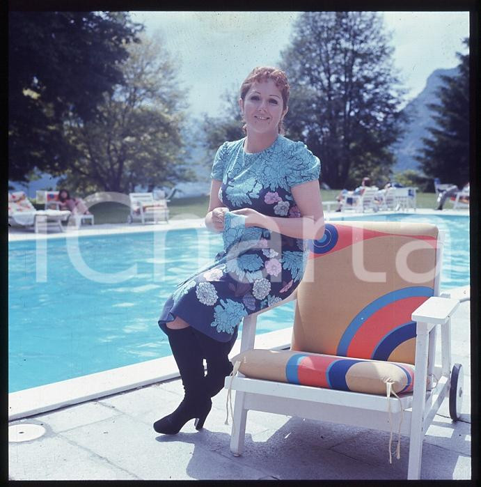 Fotografia d epoca originale 1970ca COSTUME Orietta BERTI Ritratto in piscina DIAPOSITIVA ORIGINALE 1