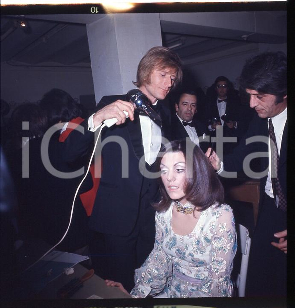 1970 SANREMO Caterina CASELLI Nino FERRER al Festival  NEGATIVO ORIGINALE Pellicola positiva a colori.  E' SEVERAMENTE VIETATA LA RIPRODUZIONE.TUTTI I DIRITTI SONO RISERVATI.ICharta mette in vendita, sul negozio eBay e in esclusiva sul sito "icharta" il proprio archivio composto da numerose diapositive e negativi fotografici d'epoca, tutti originali e autentici.Si tratta di uno sguardo inedito sull'attualità, la politica, la vita quotidiana, il gossip e la cultura, che fotografa il cambiamento della nazione (e non solo) tra il 1890 ed il 1990 circa. Un'occasione unica per il mercato del collezionismo, che vede finalmente disponibile un archivio eccezionale per vastità, tematiche e condizioni, in un settore (il negativo fotografico e la diapositiva) di assoluta novità e dalle interessanti prospettive di investimento. FAIR/discreto  Formato: cm 6 x 6 originale e autentica 1