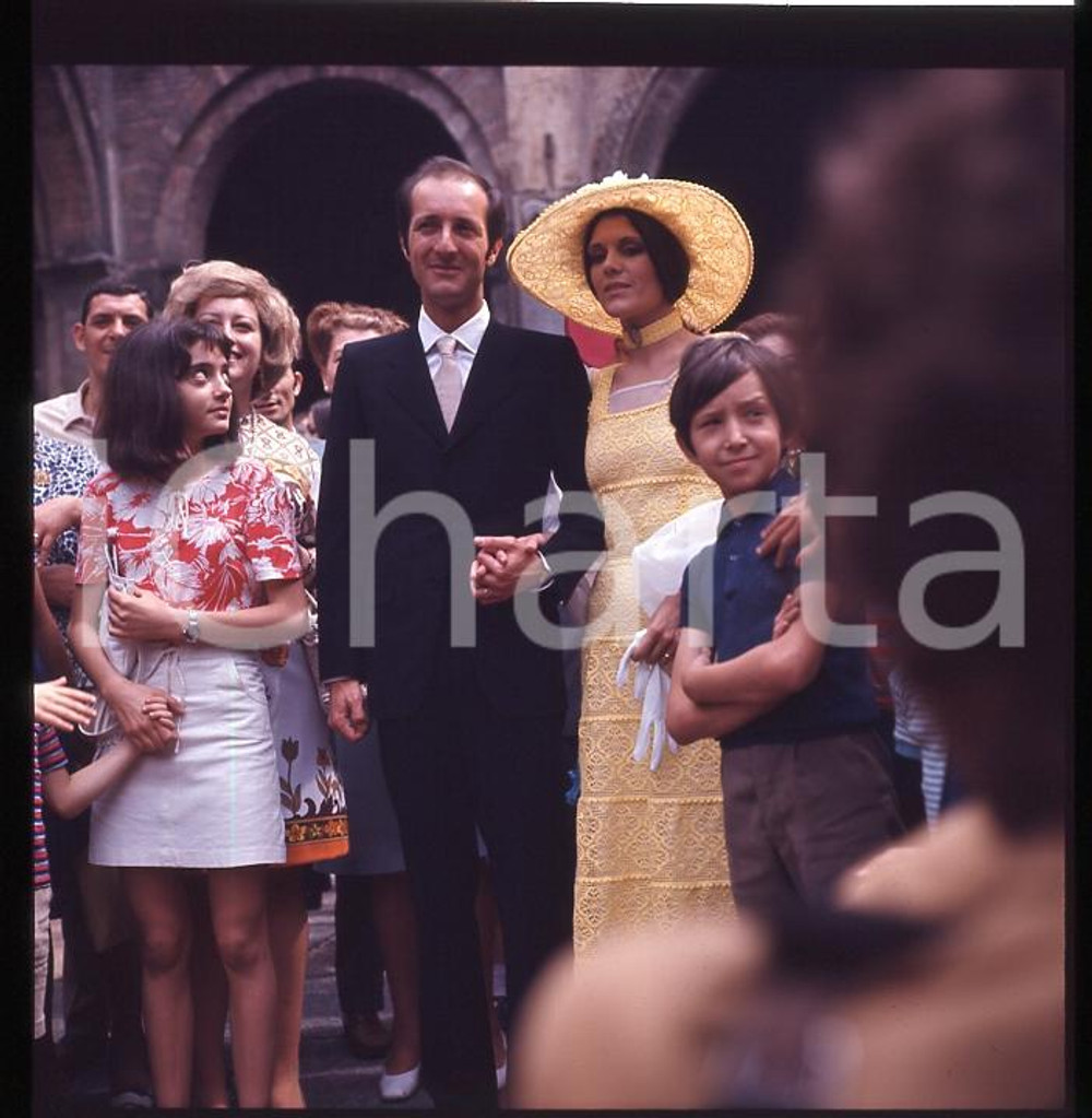 1970 MILANO Caterina CASELLI Piero SUGAR sposi NEGATIVO ORIGINALE Pellicola positiva a colori.  E' SEVERAMENTE VIETATA LA RIPRODUZIONE.TUTTI I DIRITTI SONO RISERVATI.ICharta mette in vendita, sul negozio eBay e in esclusiva sul sito "icharta" il proprio archivio composto da numerose diapositive e negativi fotografici d'epoca, tutti originali e autentici.Si tratta di uno sguardo inedito sull'attualità, la politica, la vita quotidiana, il gossip e la cultura, che fotografa il cambiamento della nazione (e non solo) tra il 1890 ed il 1990 circa. Un'occasione unica per il mercato del collezionismo, che vede finalmente disponibile un archivio eccezionale per vastità, tematiche e condizioni, in un settore (il negativo fotografico e la diapositiva) di assoluta novità e dalle interessanti prospettive di investimento. FAIR/discreto  Formato: cm 6 x 6 originale e autentica 1