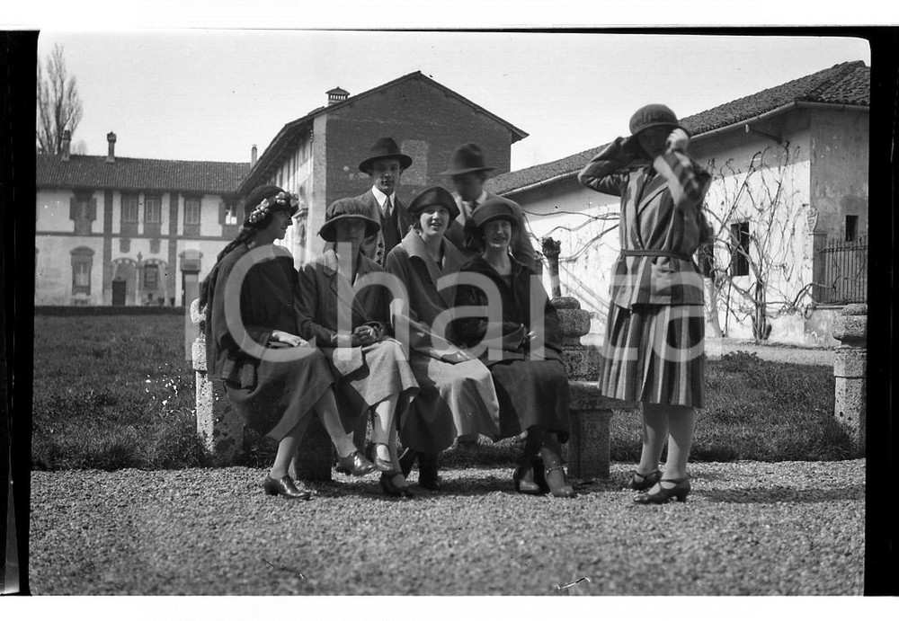 Fotografia d epoca originale 1923 PAVIA Pellegrini sui prati della Certosa 1  NEGATIVO ORIGINALE 1