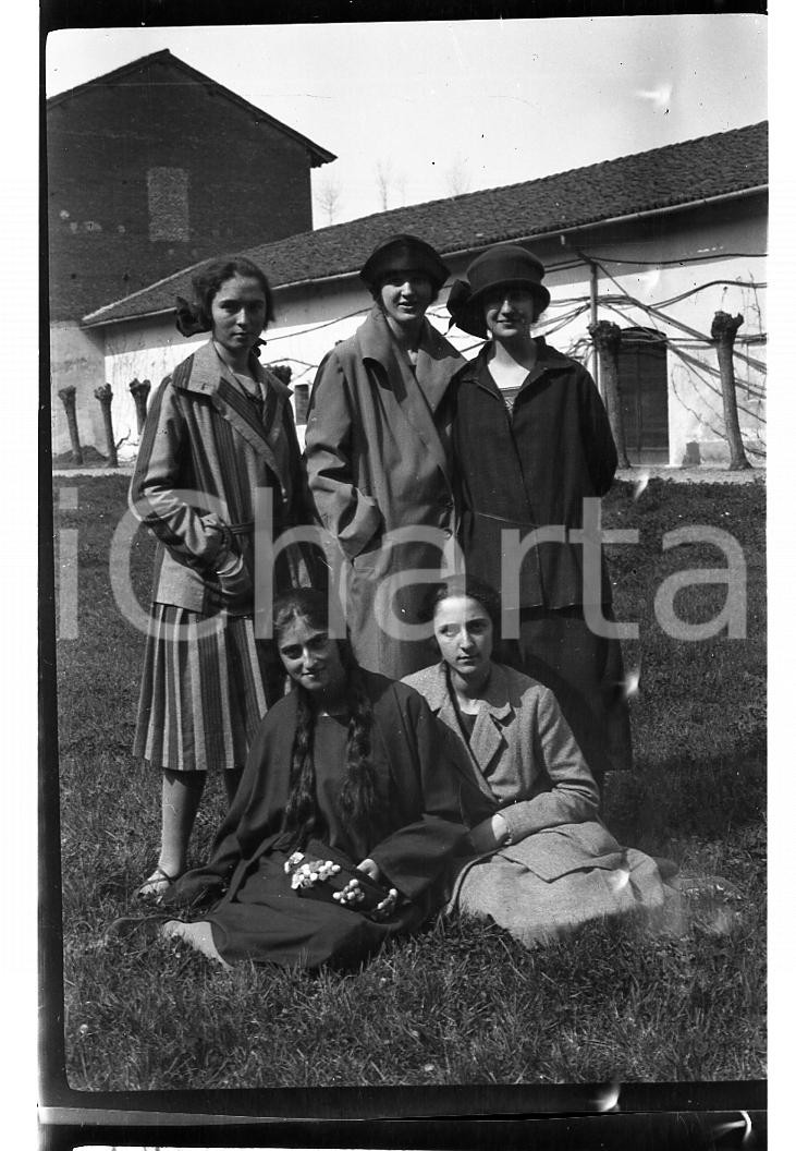 Fotografia d epoca originale 1923 PAVIA Pellegrini sui prati della Certosa 2  NEGATIVO ORIGINALE 1
